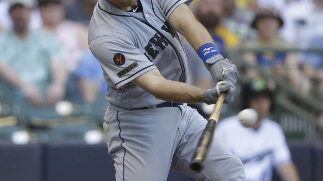 Kratz homers in Brewers debut as Milwaukee routs Mets 17-6