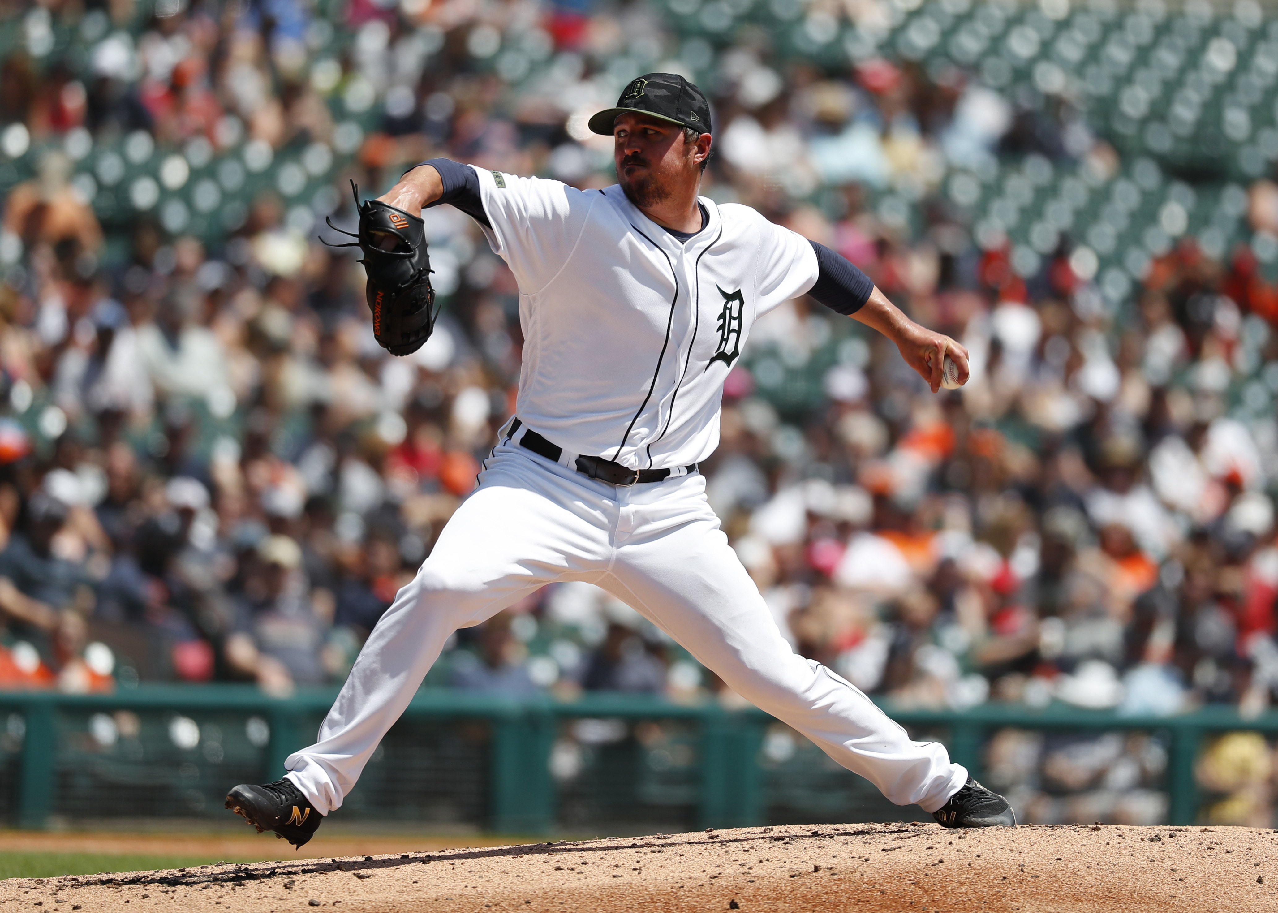 Hardy pitches Tigers to 3-2 win over White Sox