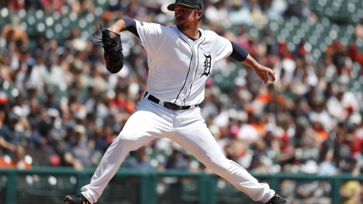 Hardy pitches Tigers to 3-2 win over White Sox