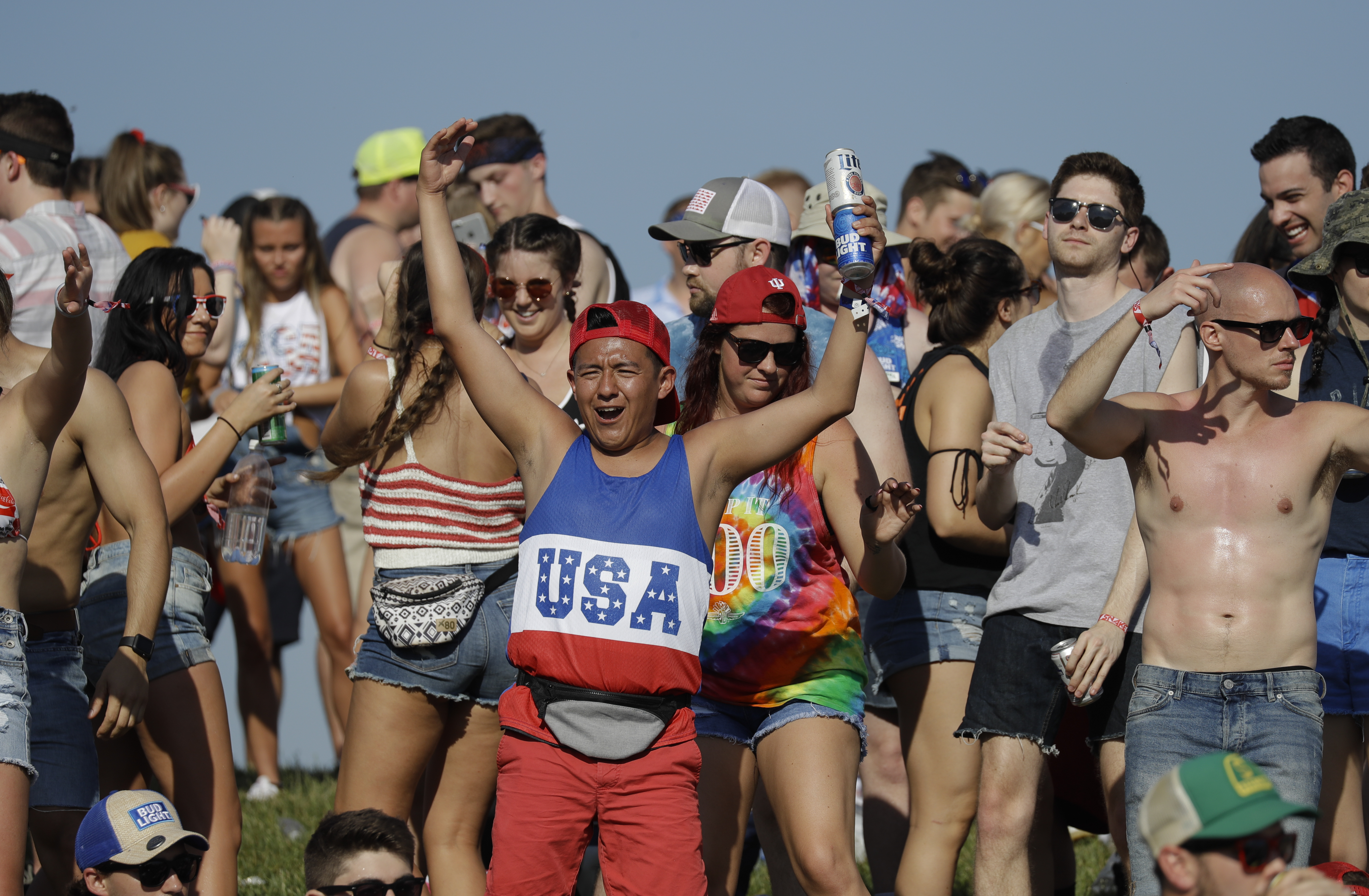 Near-record heat causes trouble for Indy 500 drivers, fans