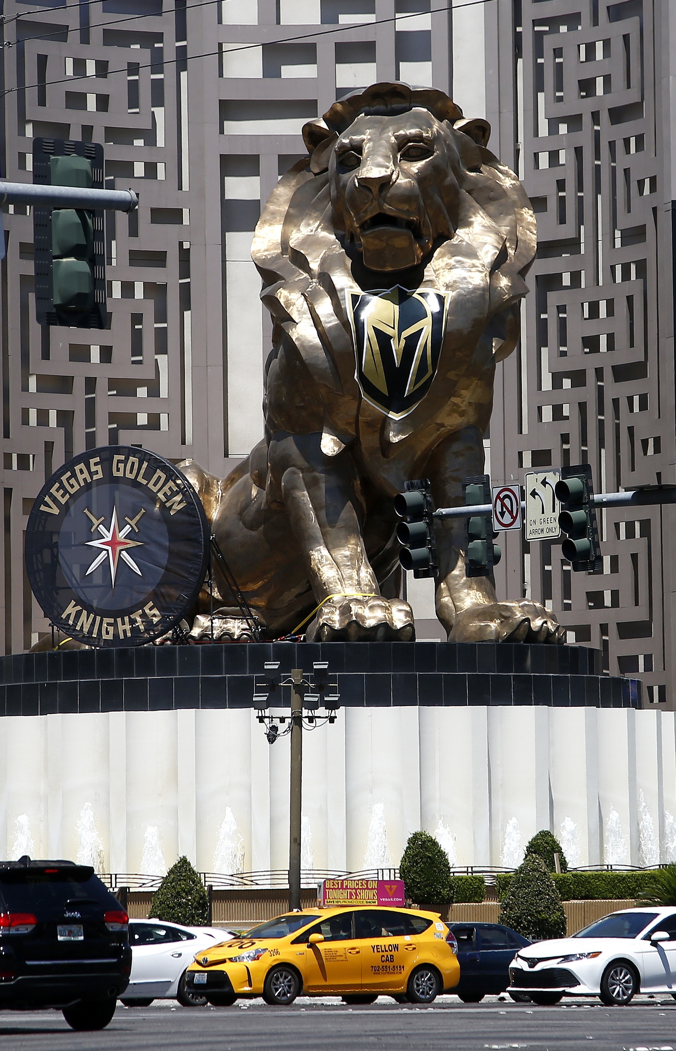 Column: Bettman and Daly put on a lounge show of their own