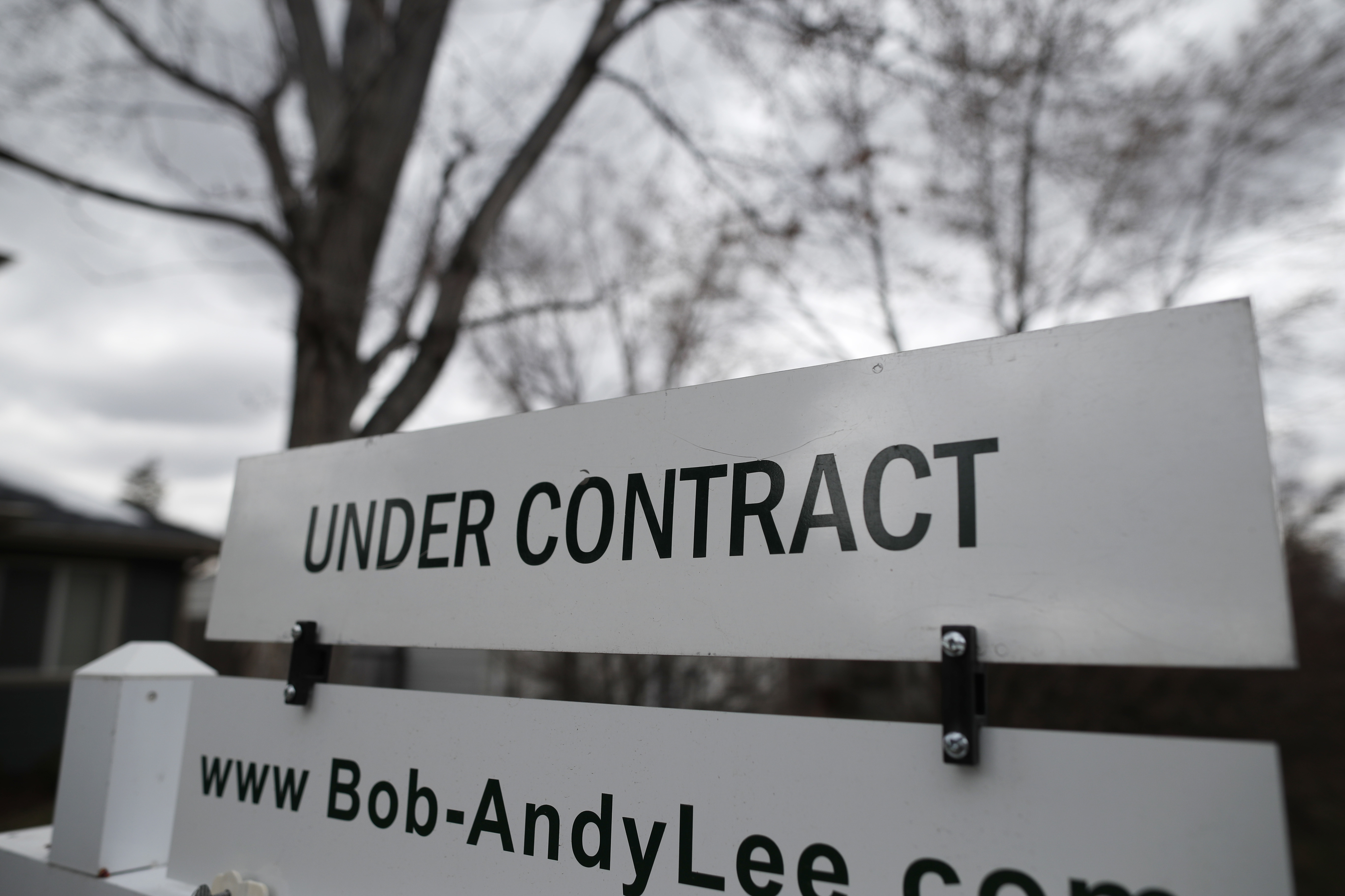 US pending home sales fell 1.3 percent in April