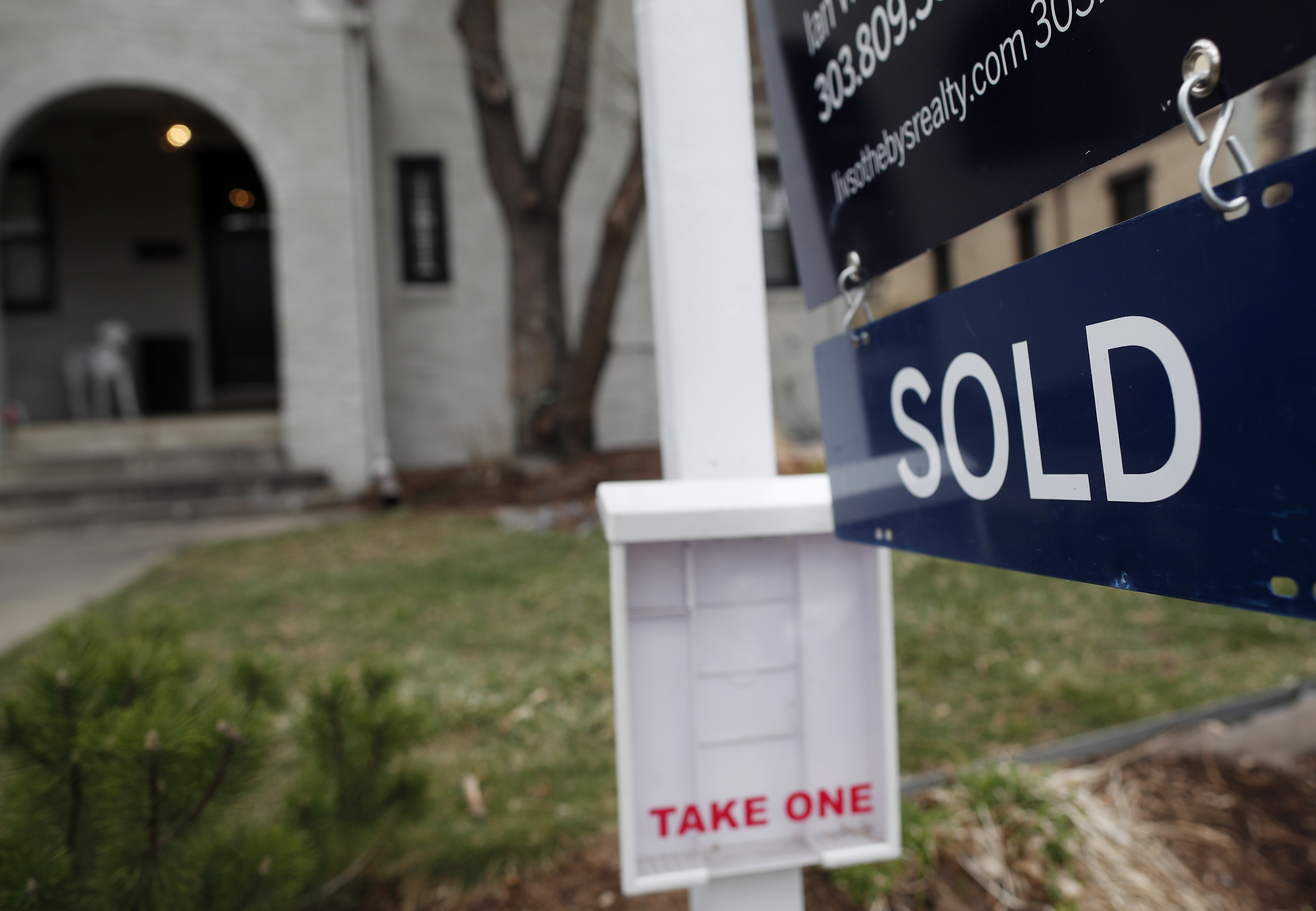 US average mortgage rates fall; 30-year at 4.56 percent