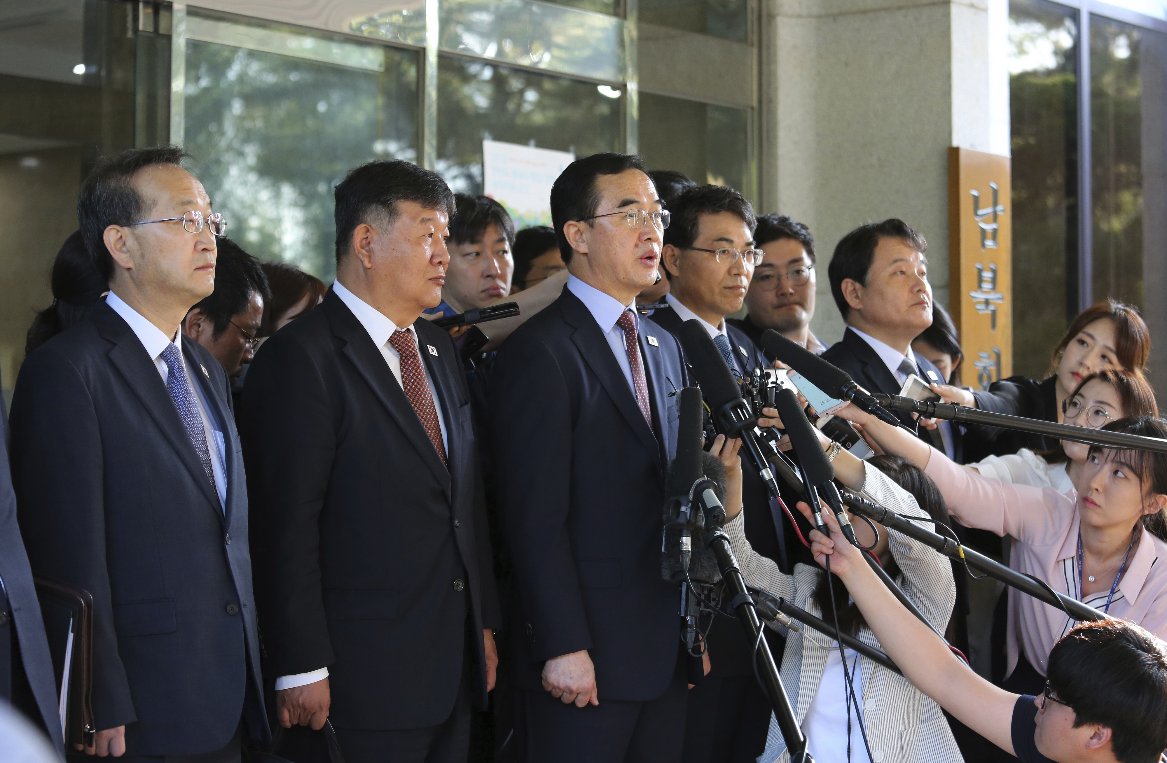 Rival Koreas agree to military, Red Cross talks for peace
