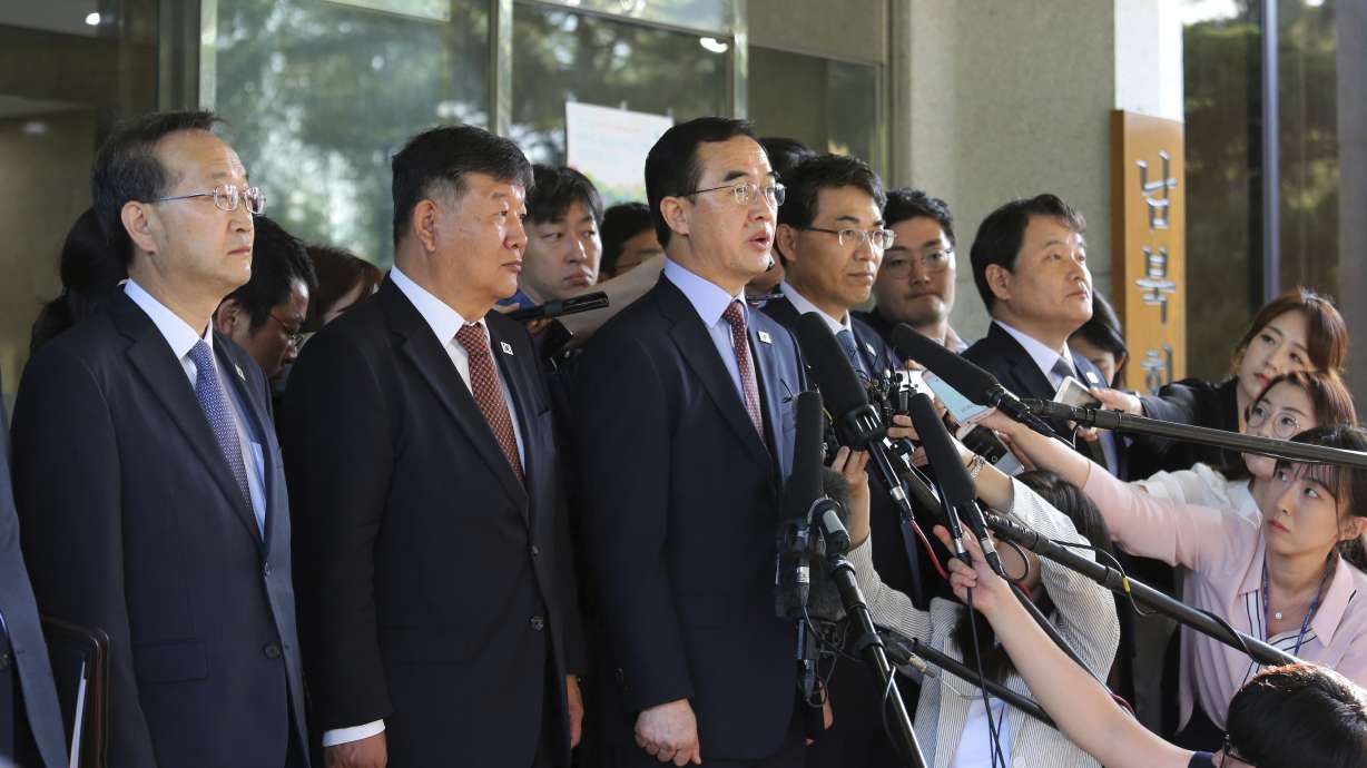 Rival Koreas agree to military, Red Cross talks for peace