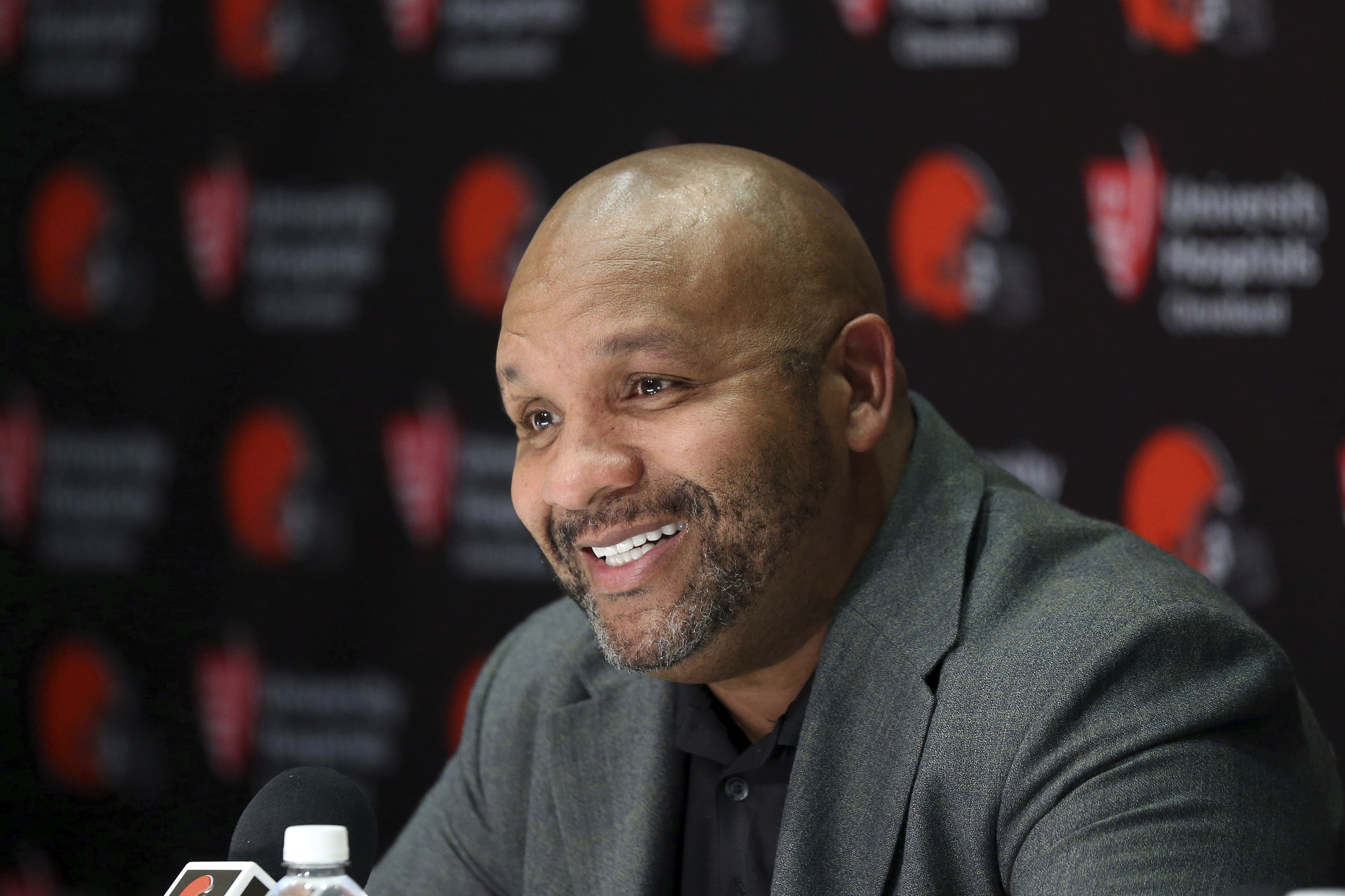 Splish, splash, Browns coach Jackson takes a Lake Erie bath