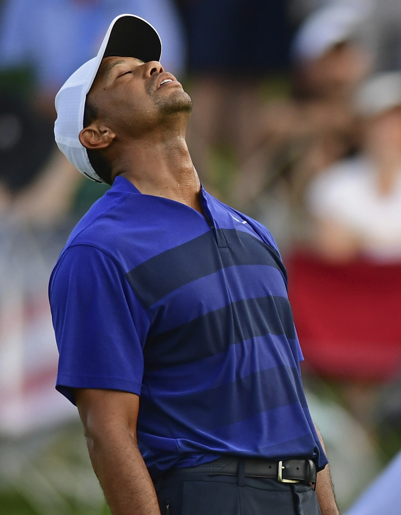 Dramatic eagle helps keep Woods in weekend mix at Memorial