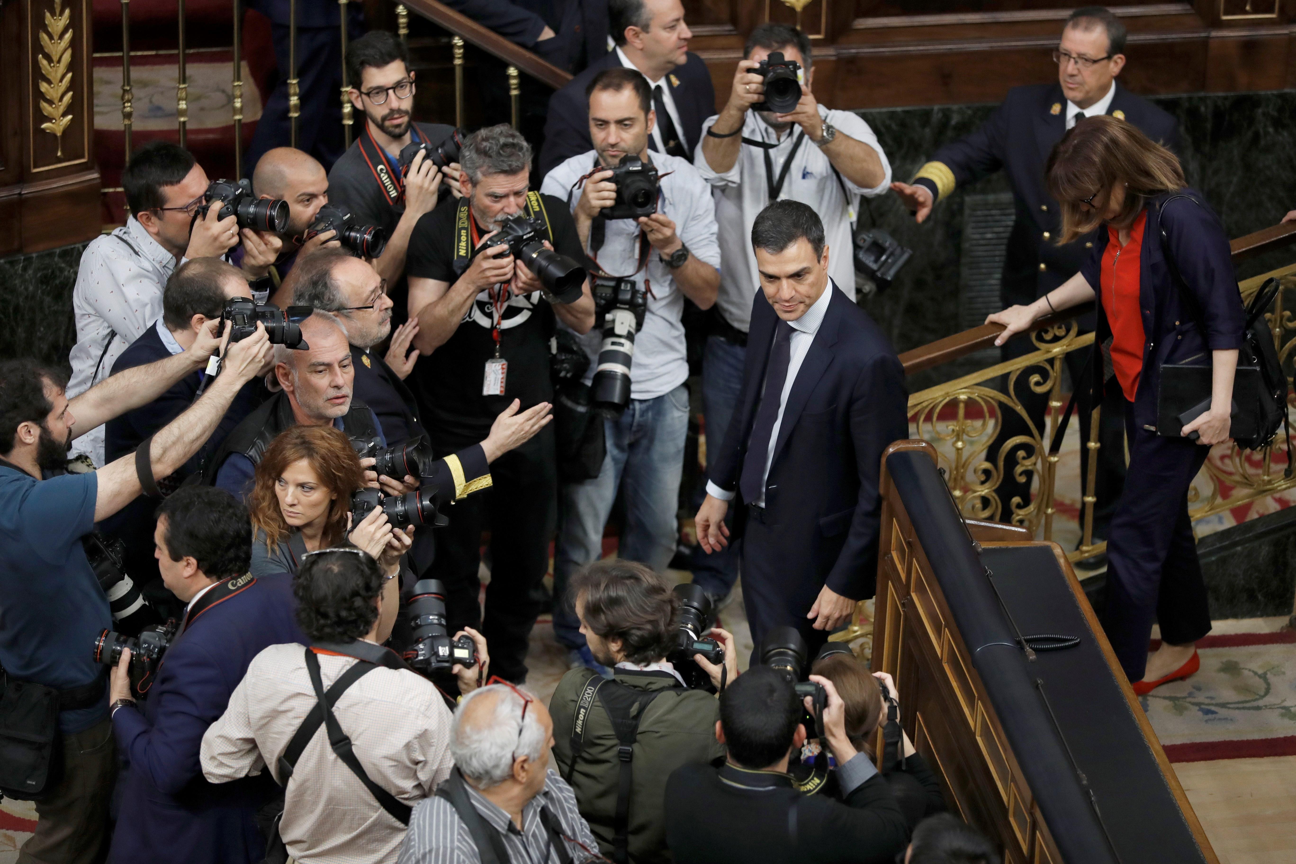 Spain's new leader is sworn in, faces Catalan conundrum