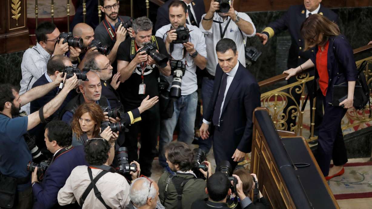 Spain's new leader is sworn in, faces Catalan conundrum