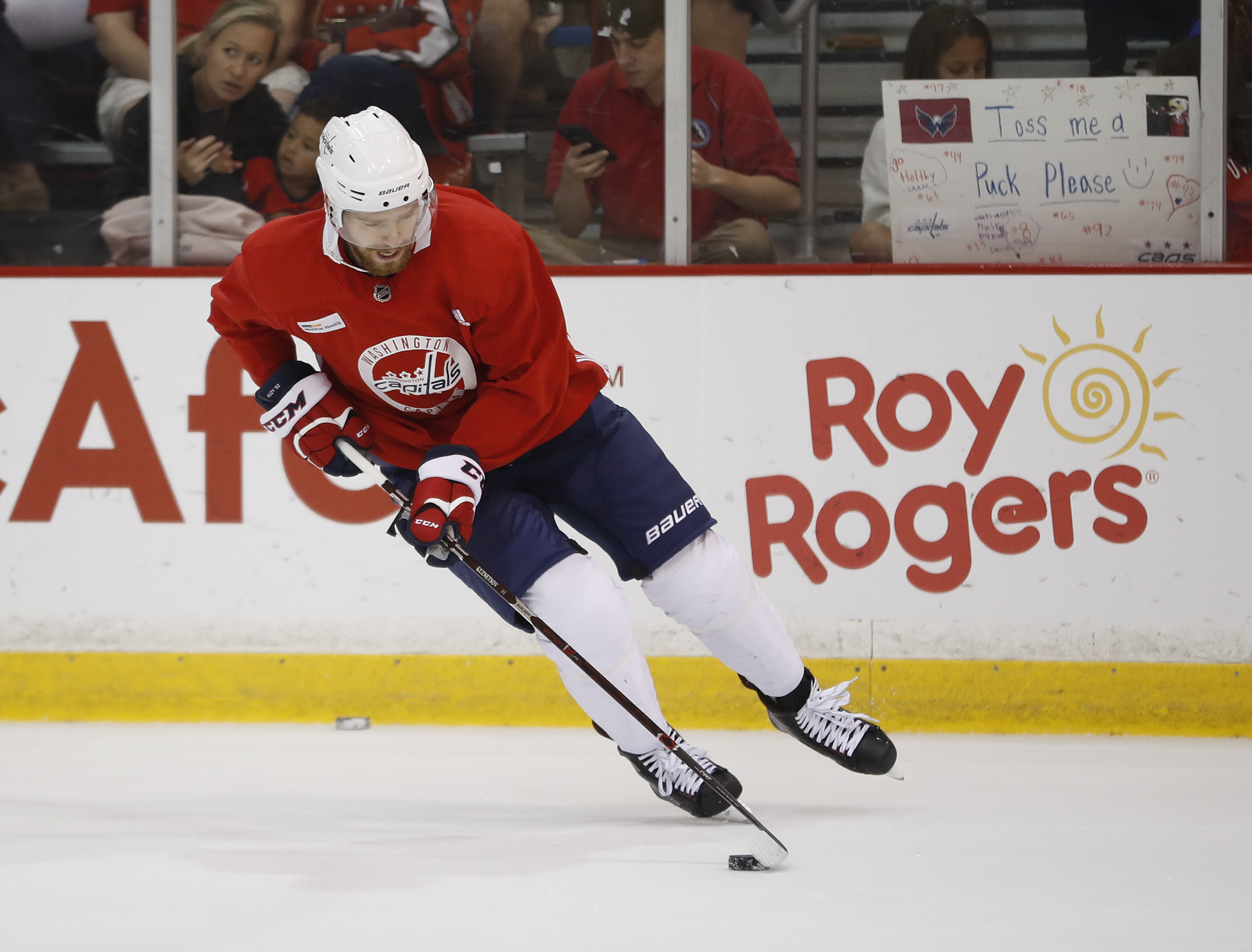 Kuznetsov returns, scores goal, adds assist in Caps' win