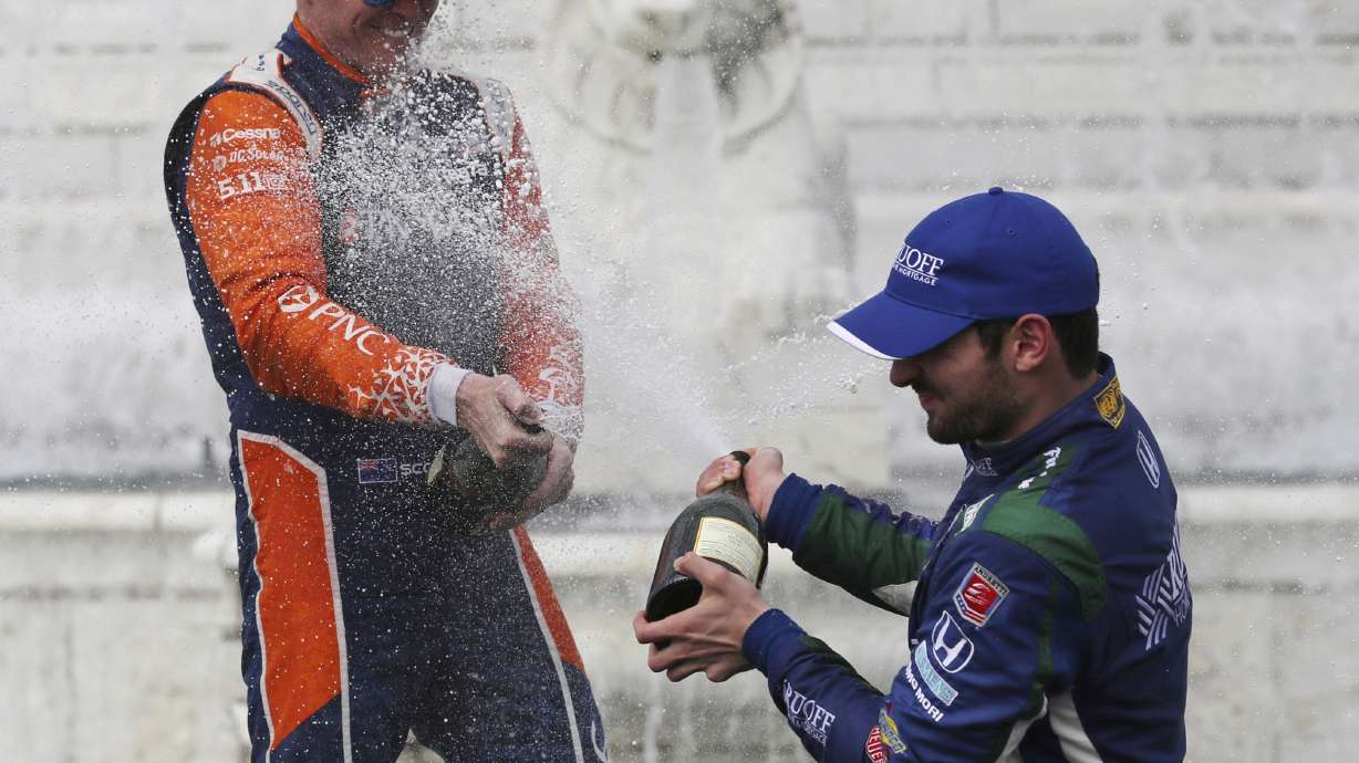 The Latest: Hunter-Reay races to 1st IndyCar win since 2015