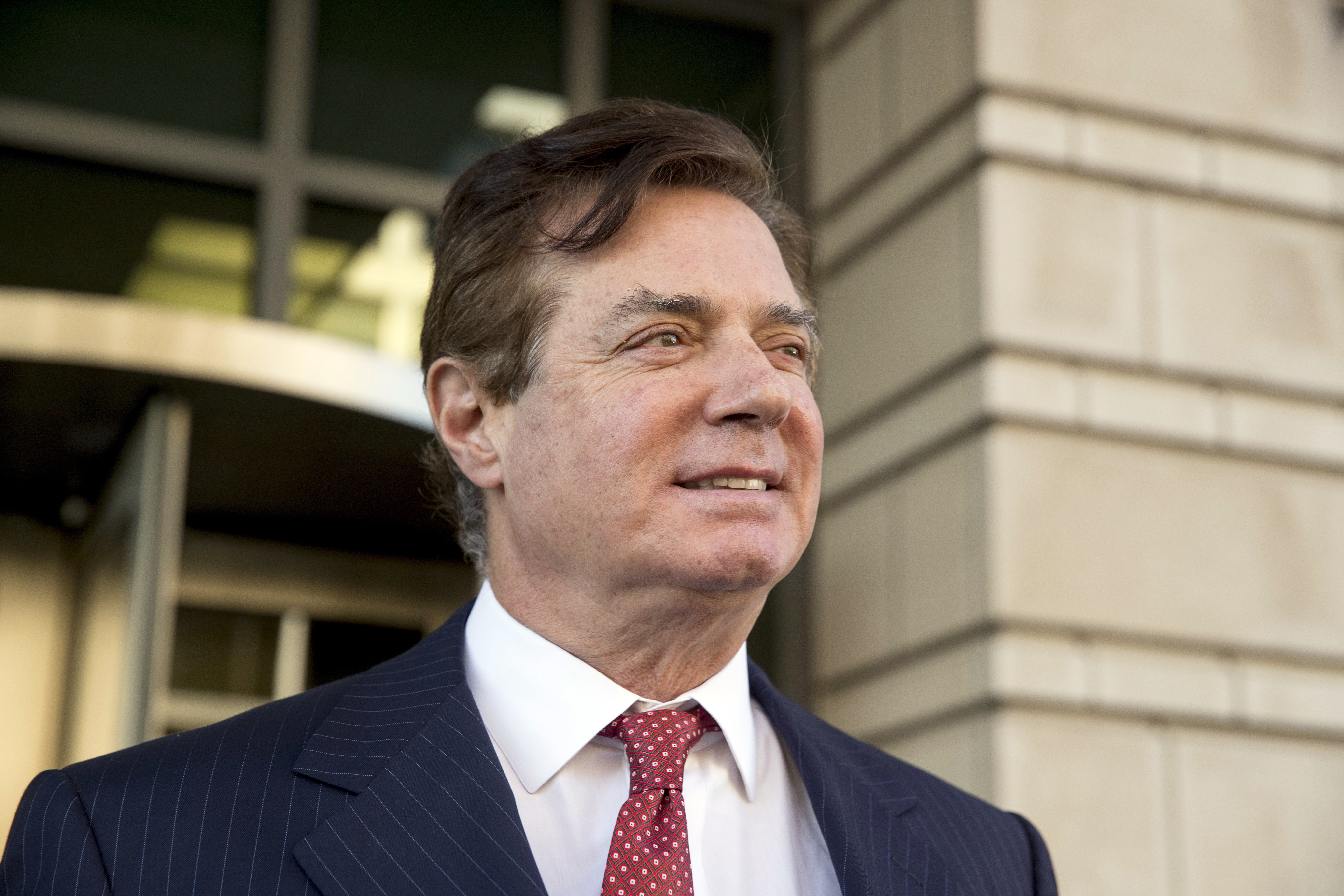 Mueller's team accuses Paul Manafort of witness tampering
