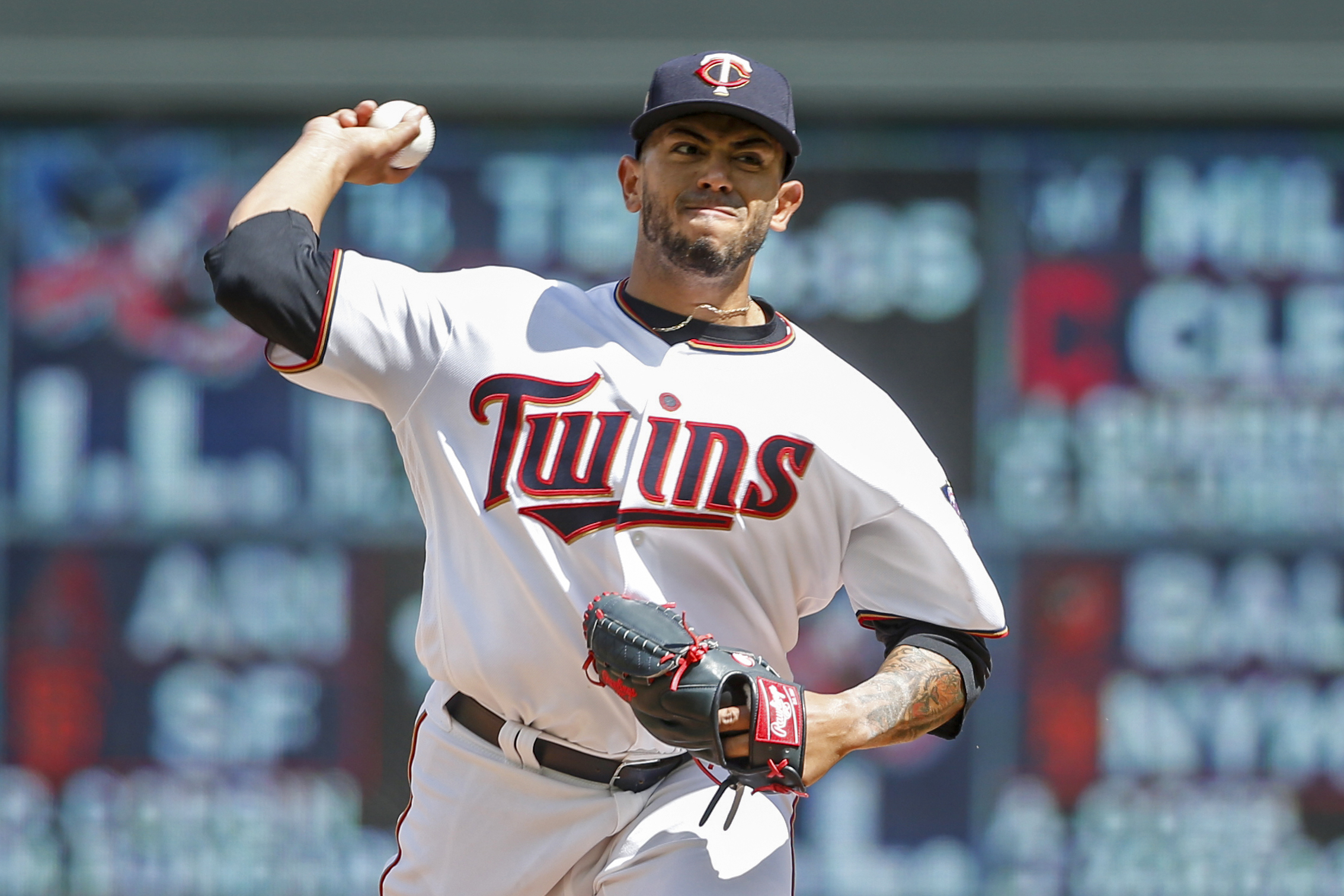 Abreu homer helps White Sox bounce back to split with Twins