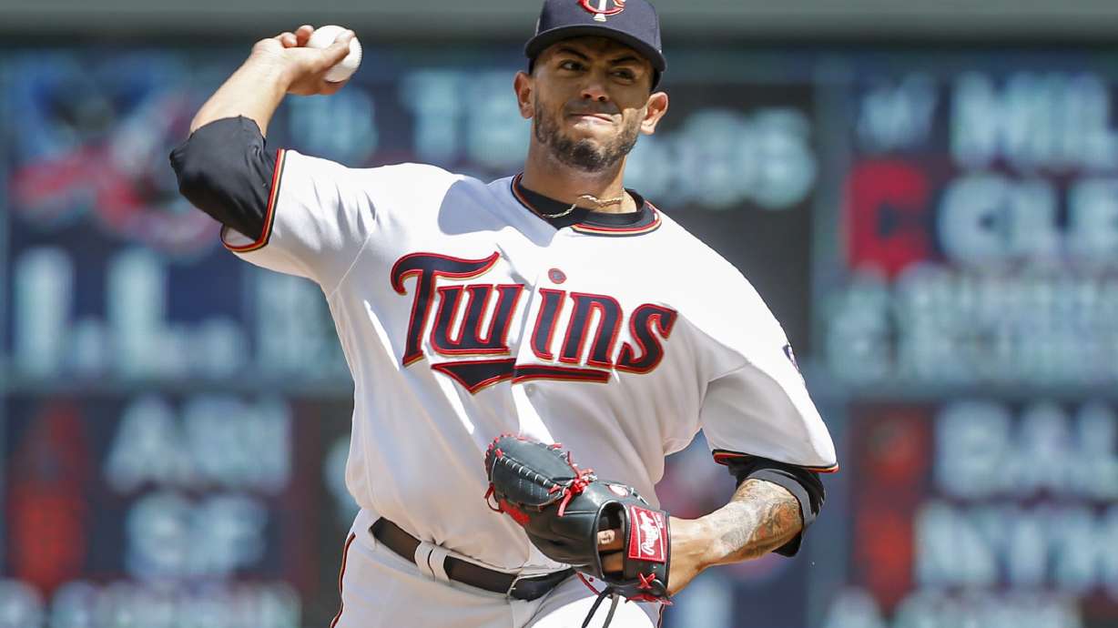 Abreu homer helps White Sox bounce back to split with Twins