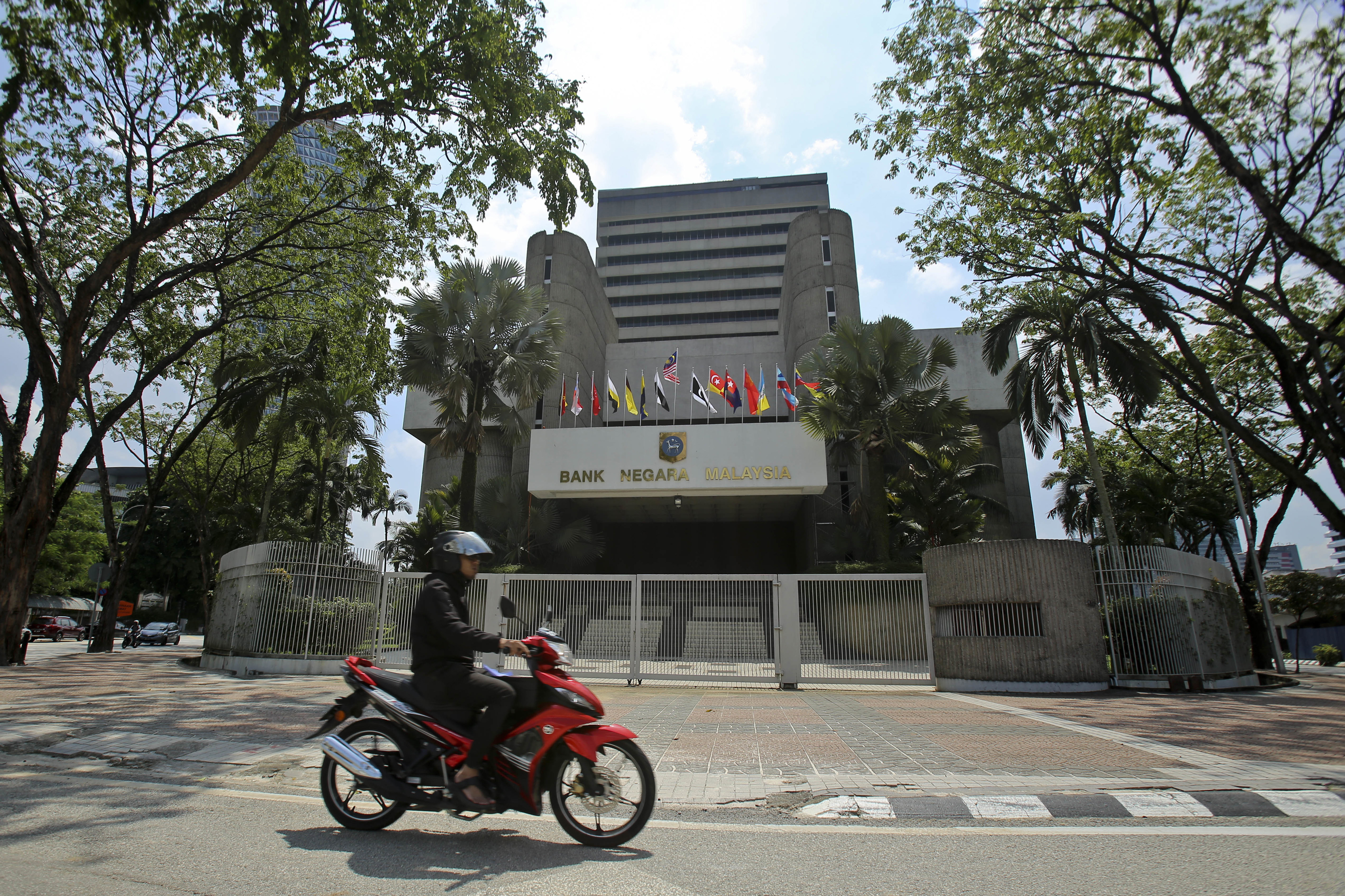 Malaysia's central bank governor quits amid land deal furor