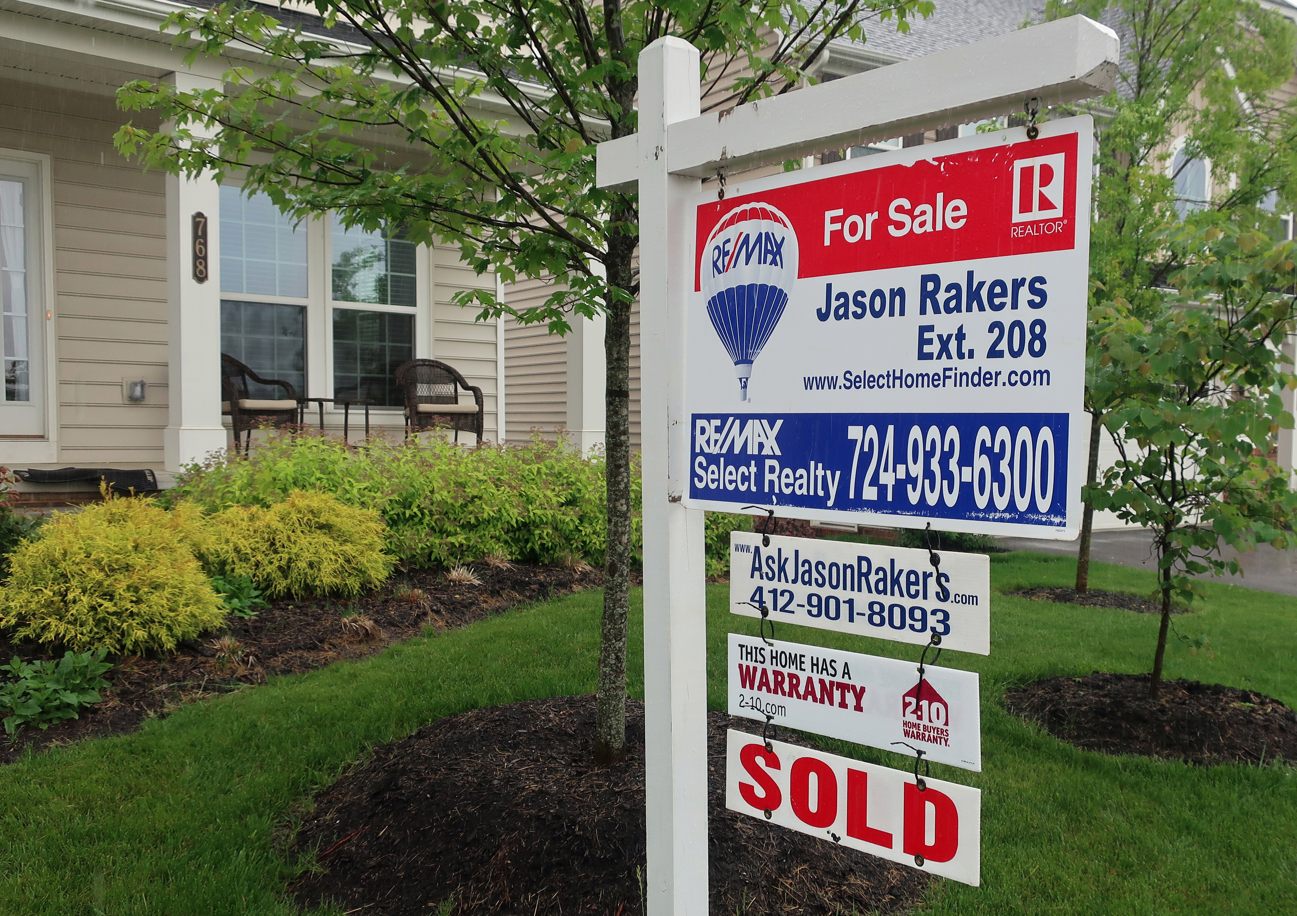 US long-term mortgage rates fall; 30-year at 4.54 percent