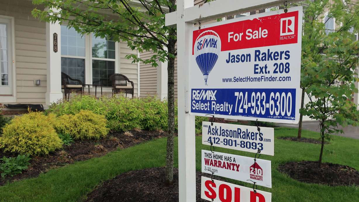 US long-term mortgage rates fall; 30-year at 4.54 percent