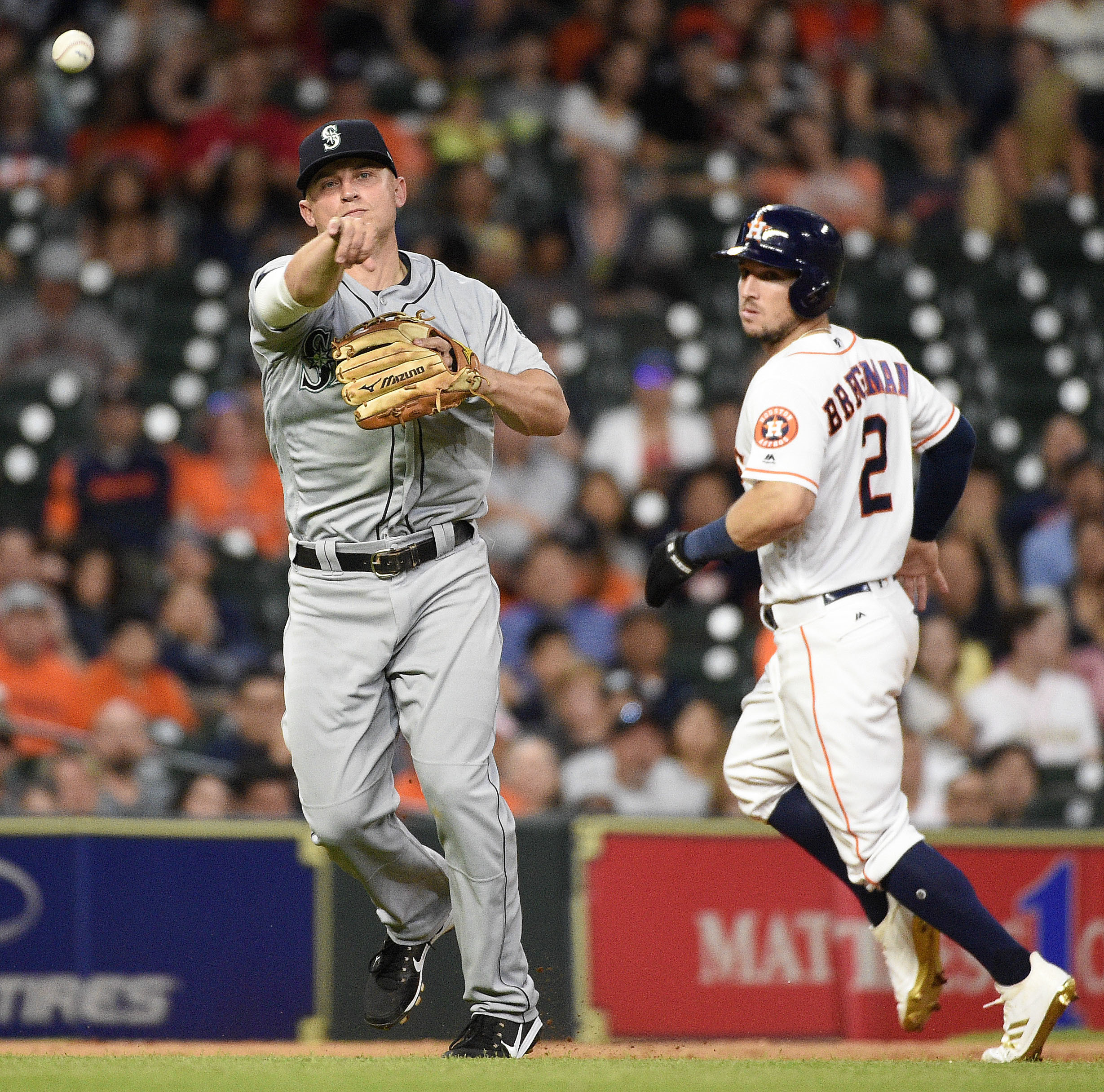 Astros SS Correa out of lineup after good news on right side