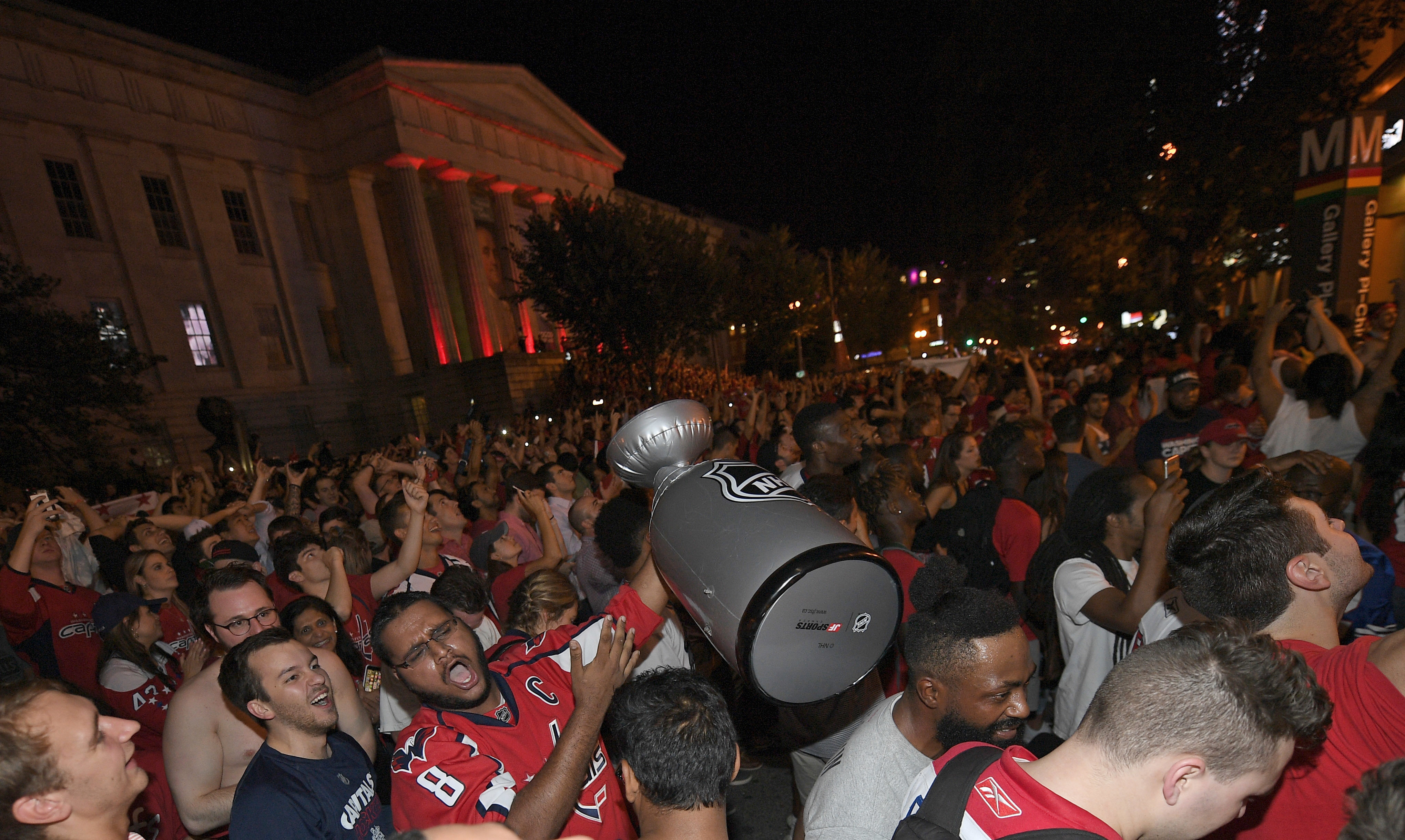 Caps fans celebrate Stanley Cup, first DC title since 1992