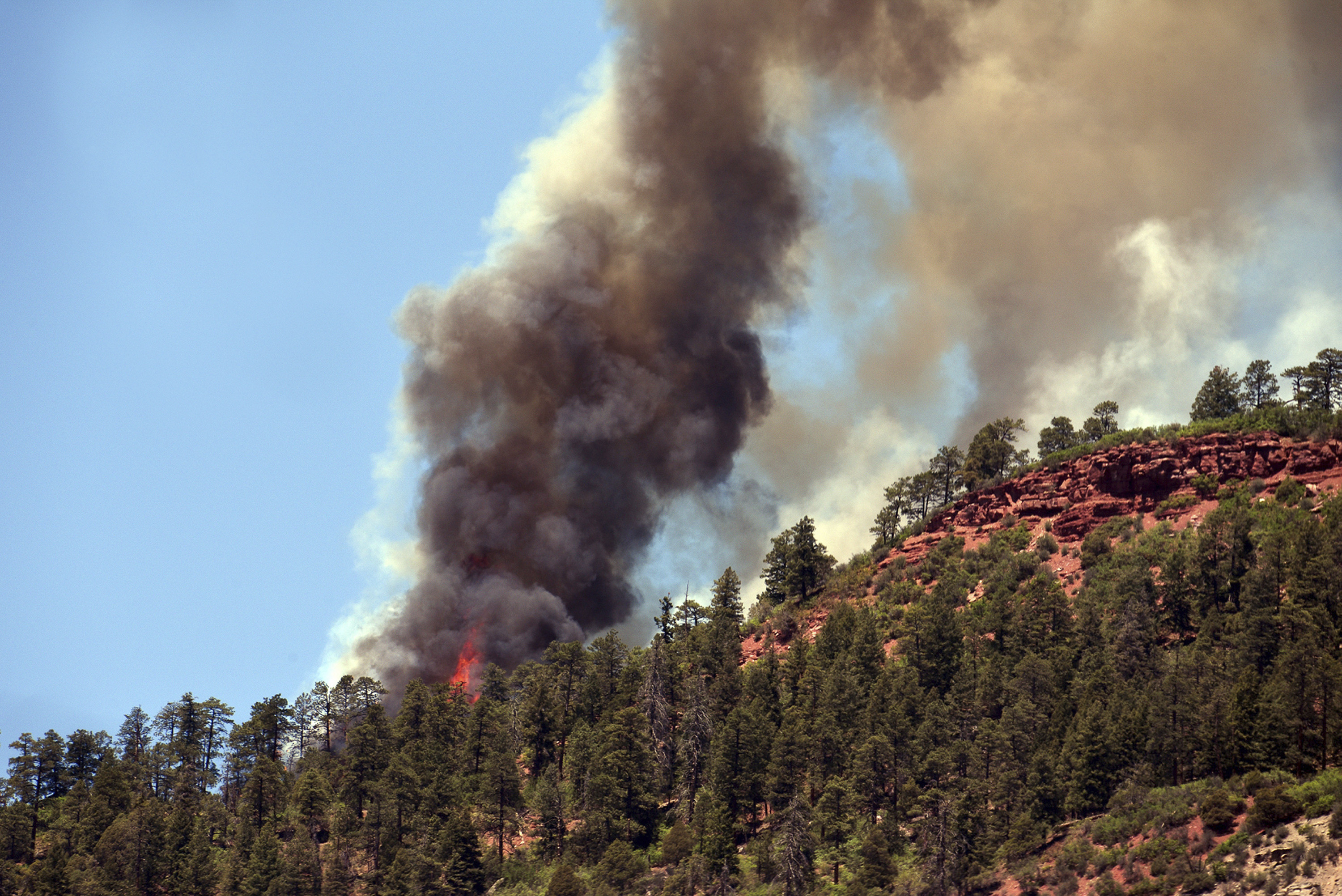More than 1,000 homes evacuated as Colorado wildfire grows