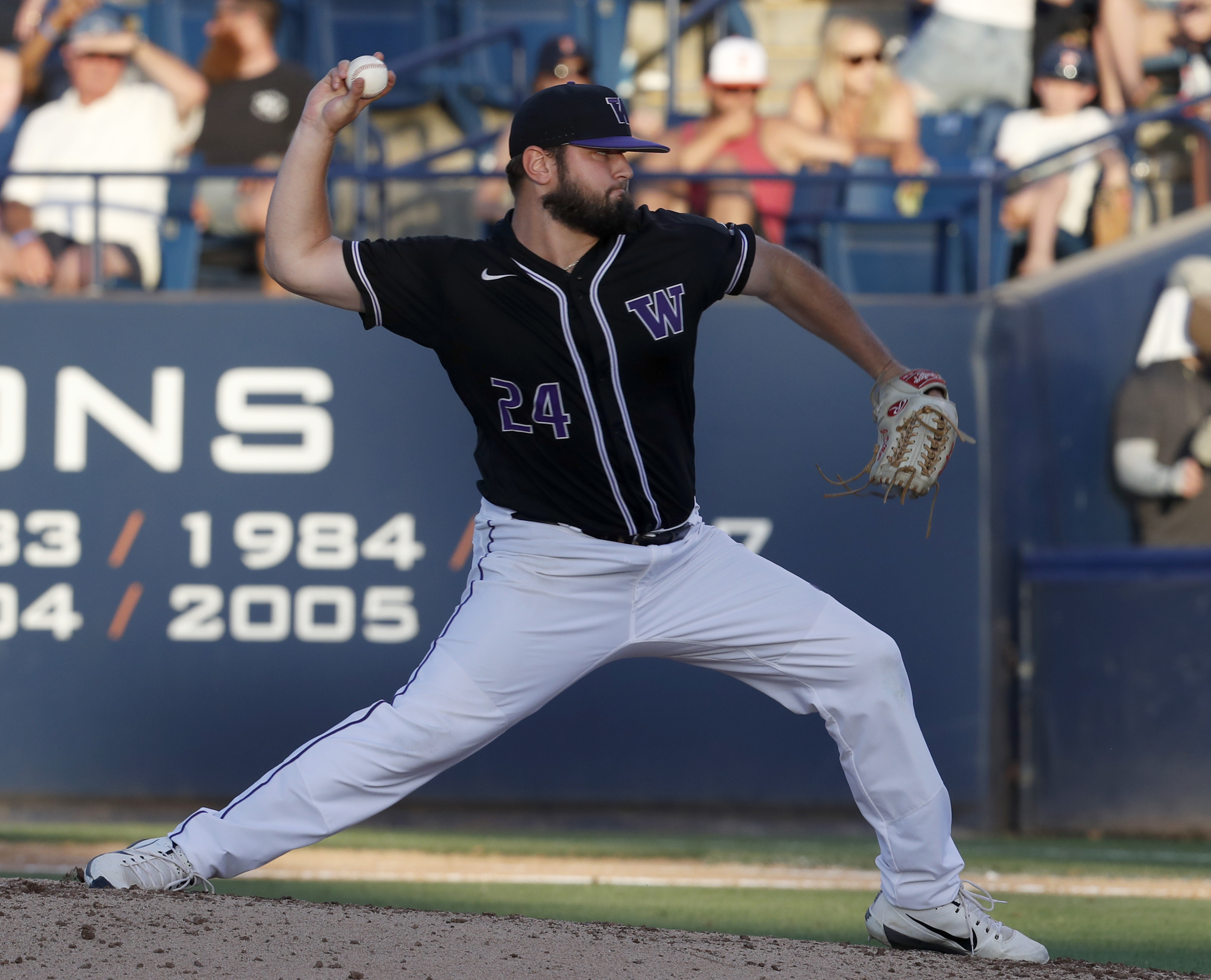 Huskies score 2 in 10th inning, advance to 1st ever CWS