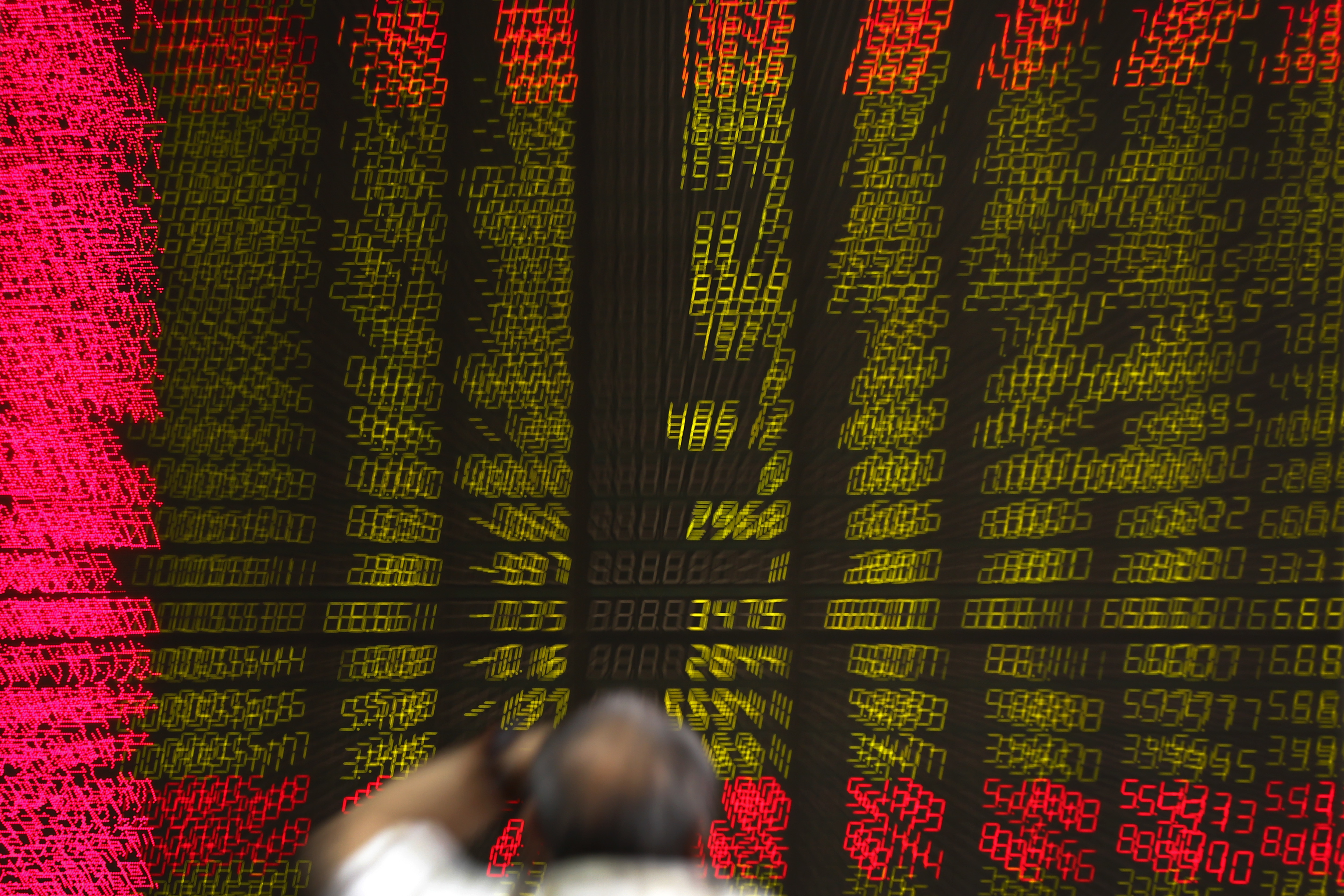 Asian shares drop as eyes turn to central bank meetings