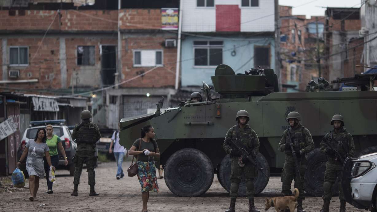 Military collects donations, teaches Rio police about phones