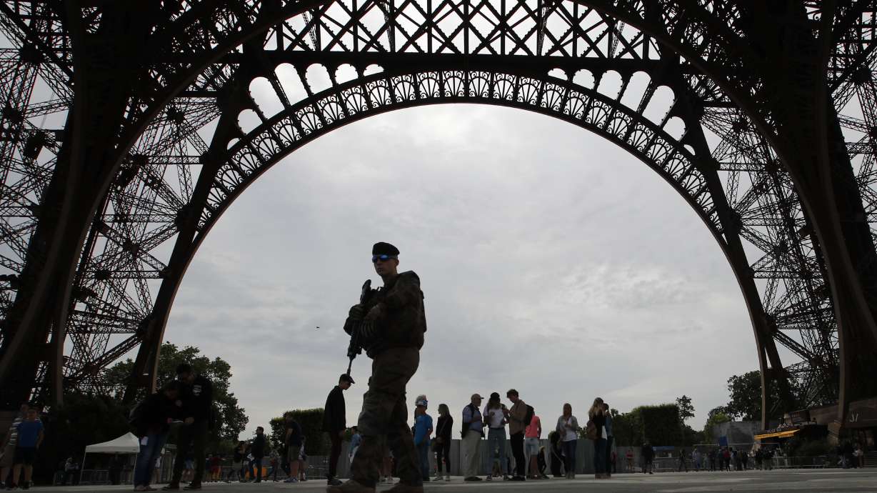 Glass walls, not metal fencing, to surround Eiffel Tower