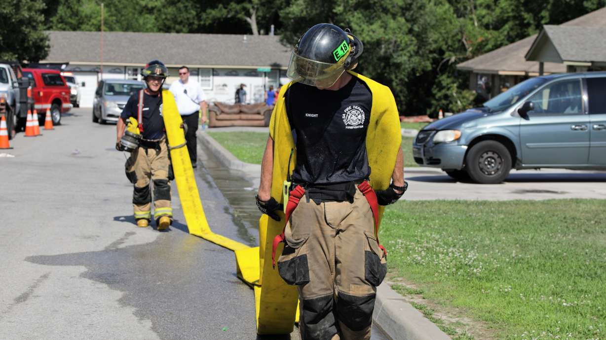 The Latest: Firefighter 5 others injured in Tulsa gas blast