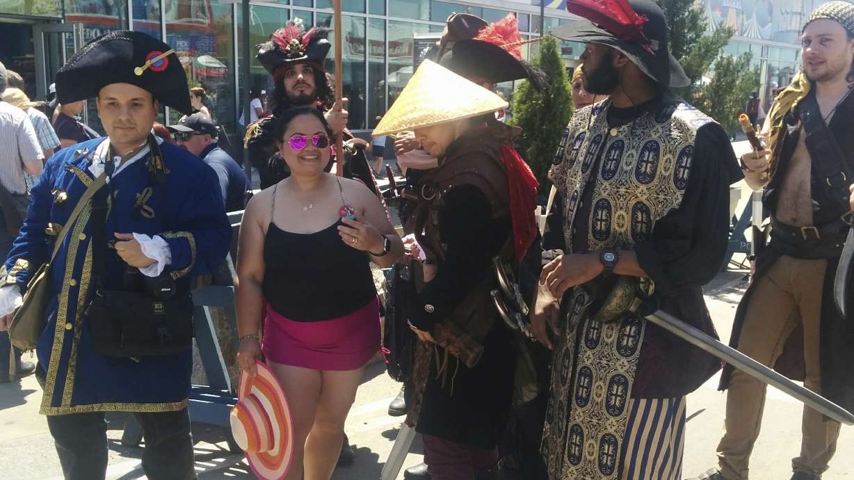 Neil Gaiman, Amanda Palmer lead New York's Mermaid Parade
