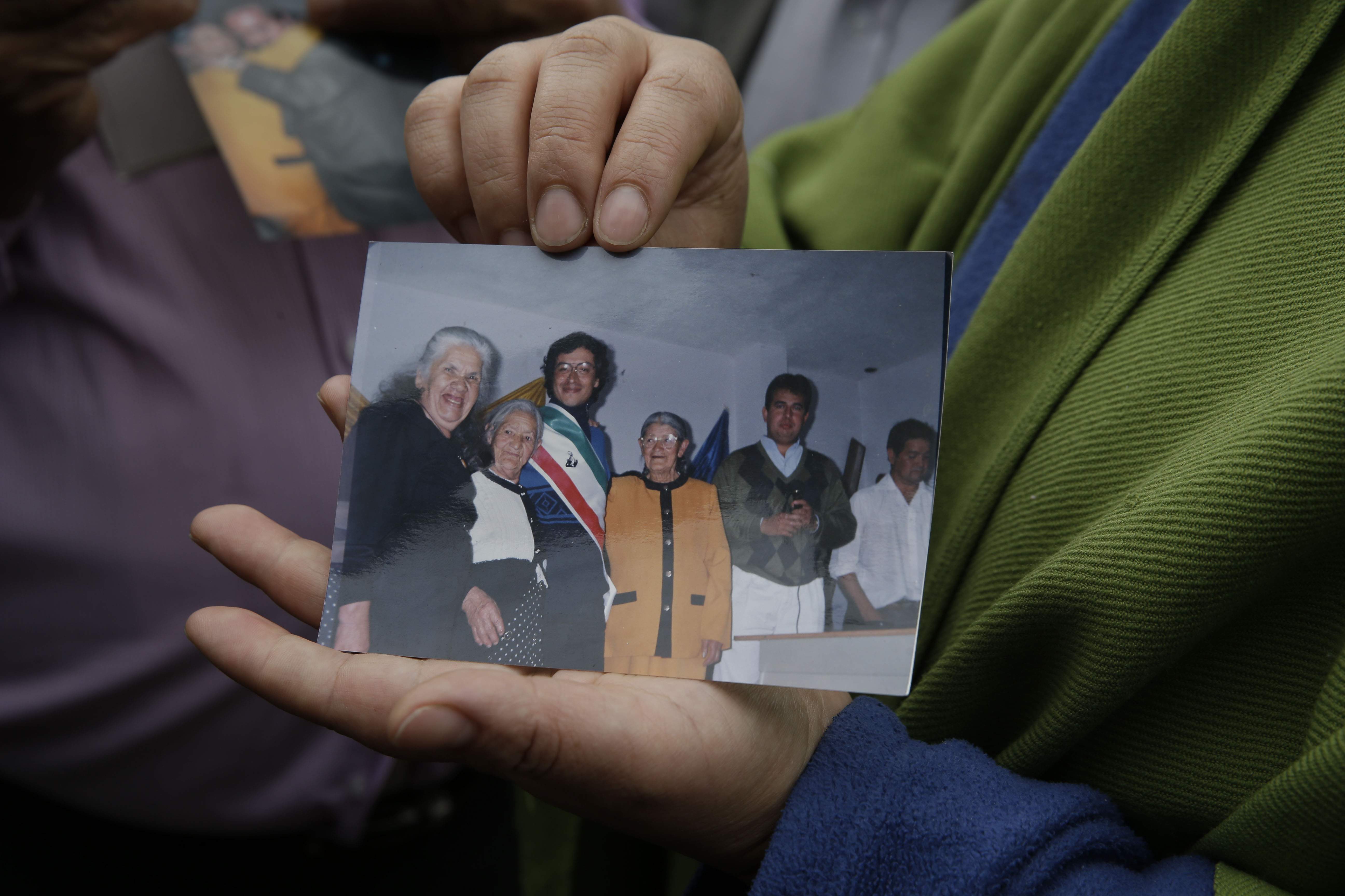 Ex-rebel looks to defy odds in Colombia presidential race