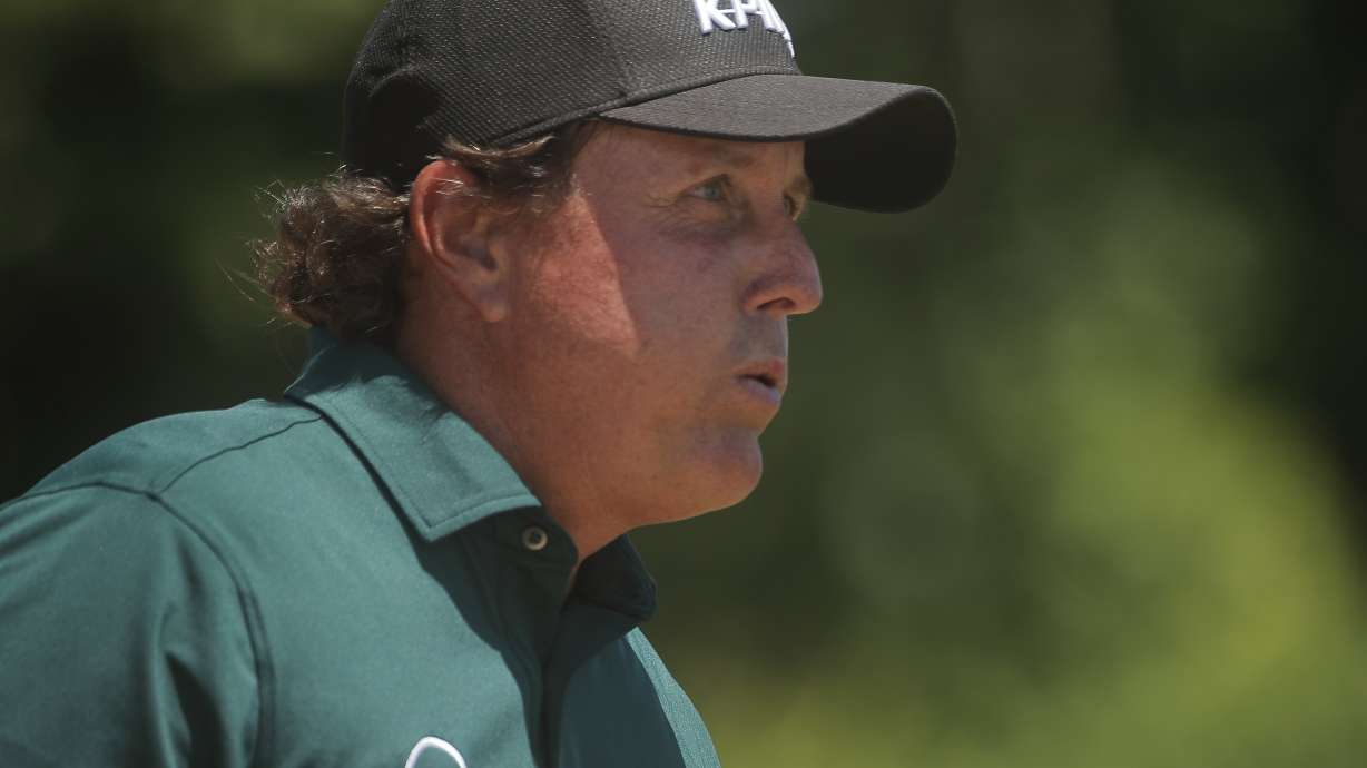 Column: On 48th birthday, Mickelson acts like a 10-year-old