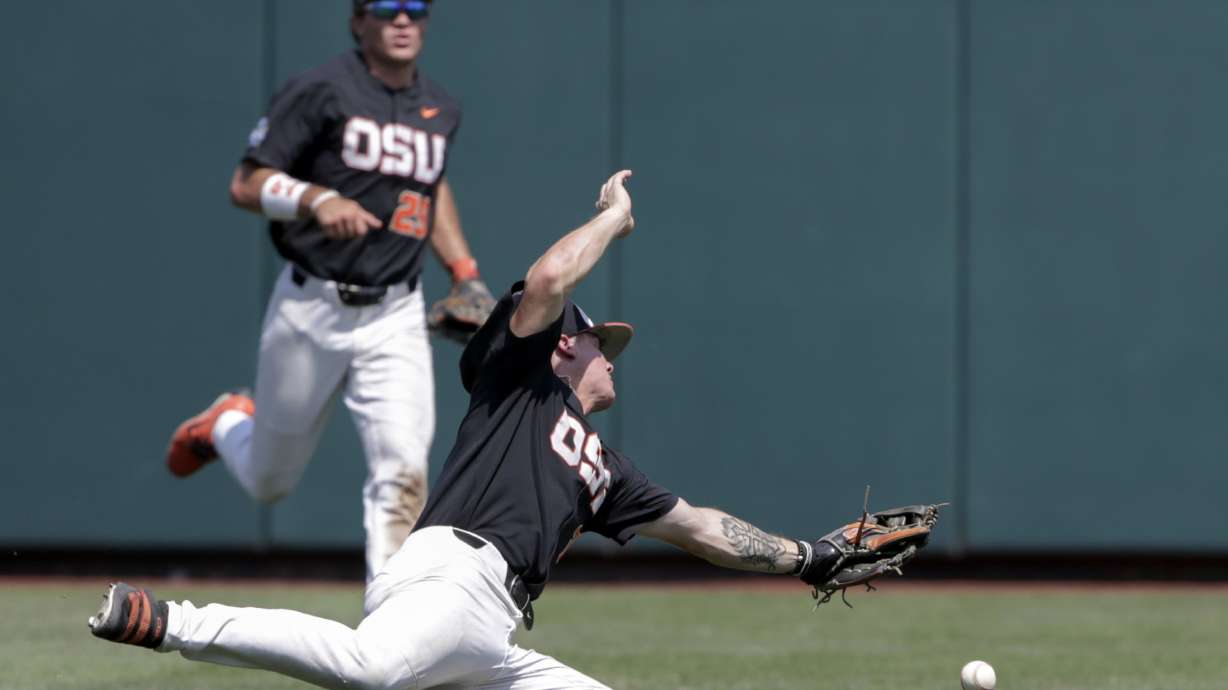 Tar Heels knock out Heimlich early, beat Beavers 8-6 in CWS