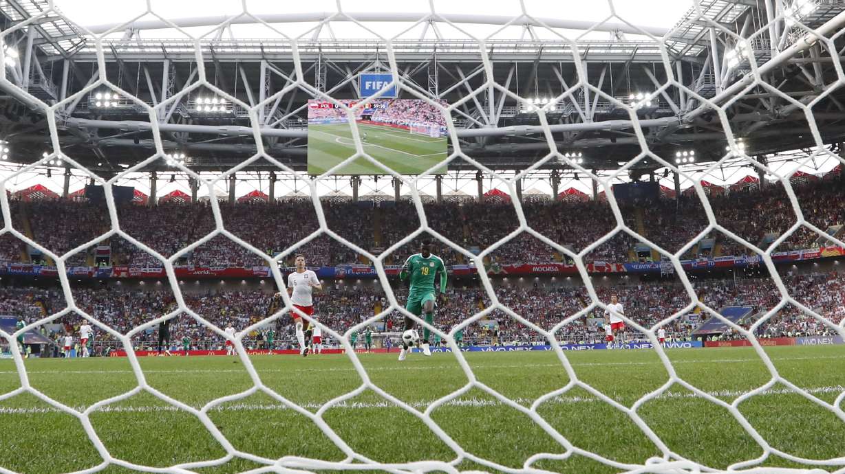 Senegal beats Poland 2-1, 1st African win at World Cup