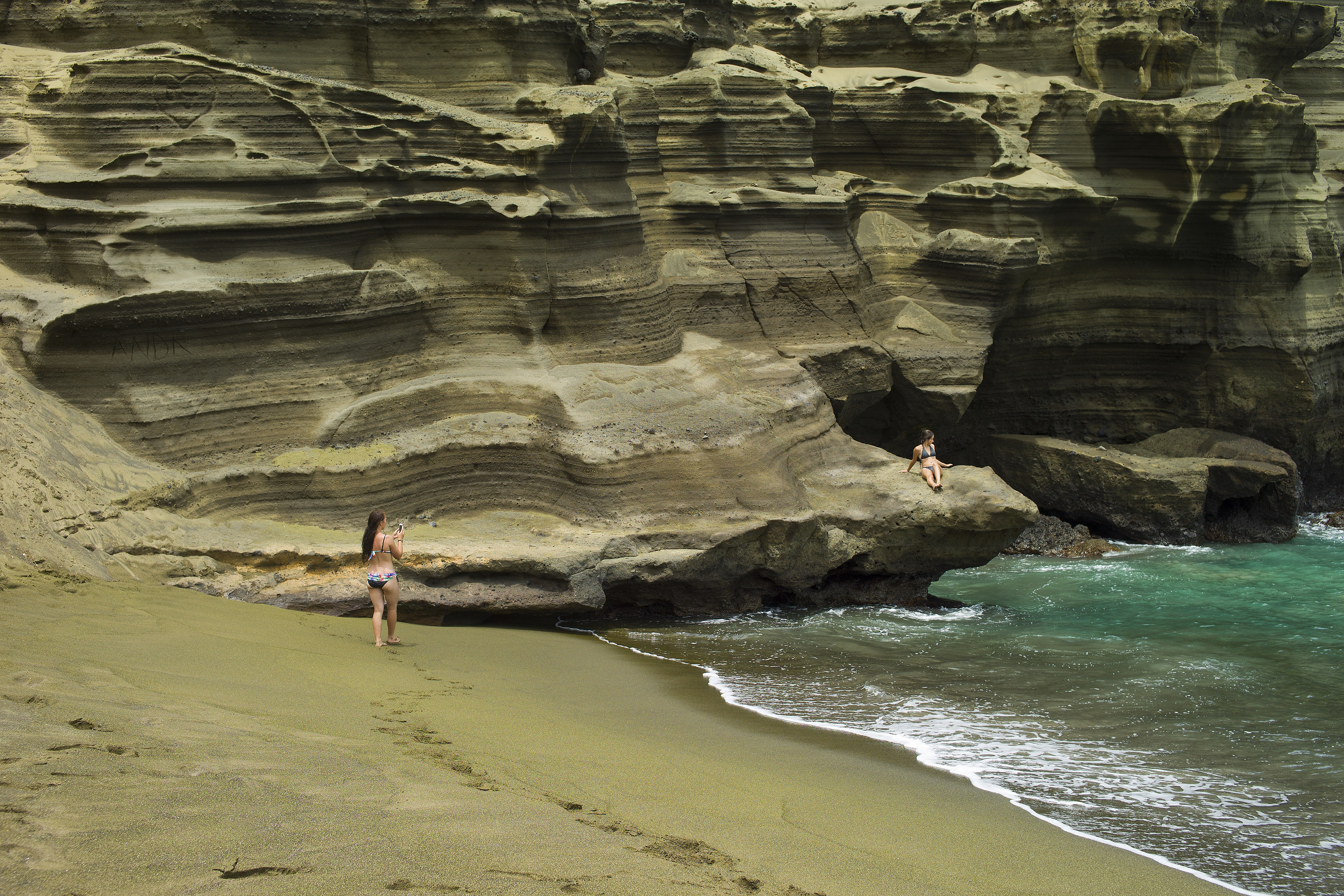 NOT REAL NEWS: Erupting Hawaii volcano not raining gemstones