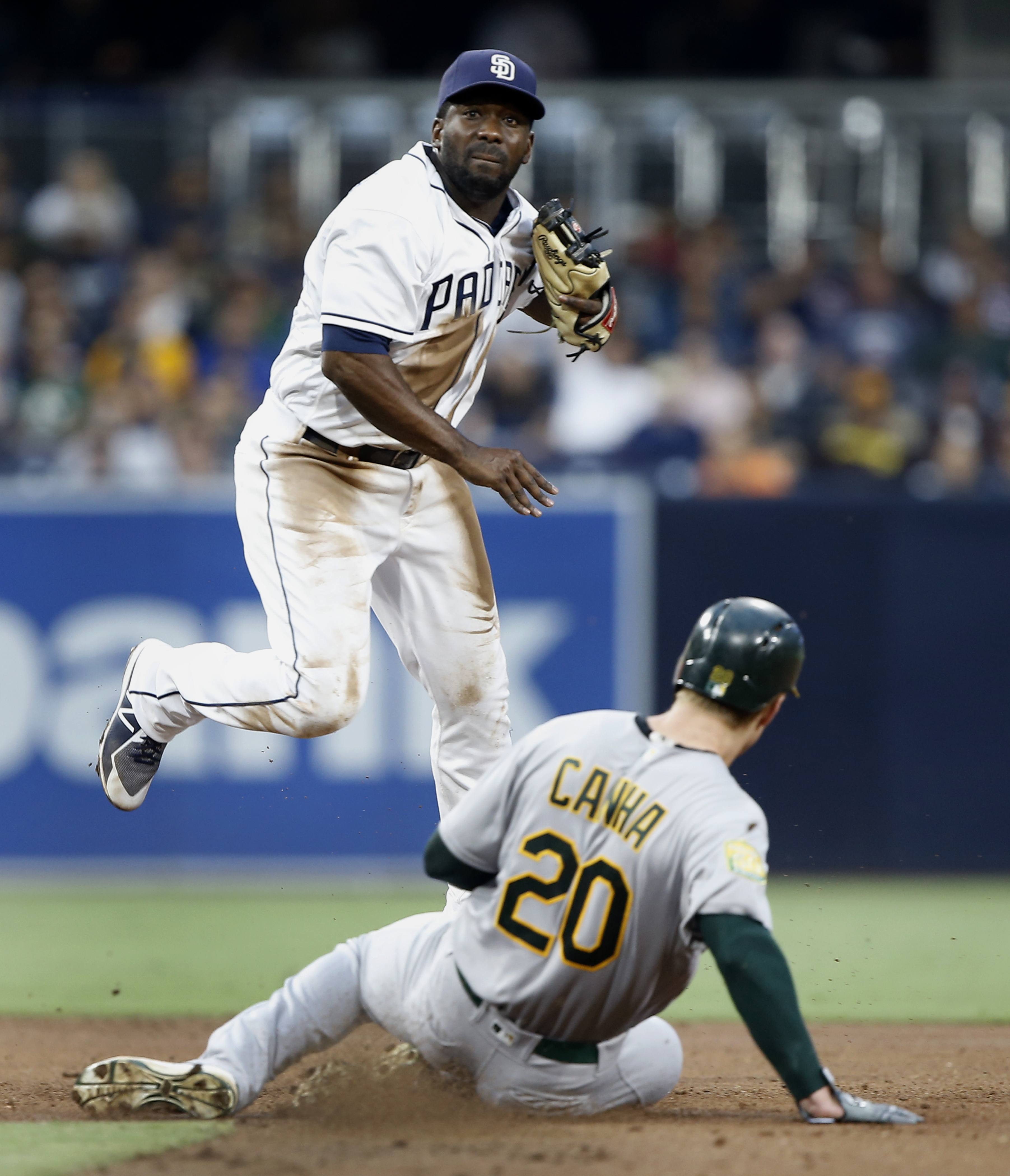 Piscotty's homer ties it, Lowrie's homer wins it for A's
