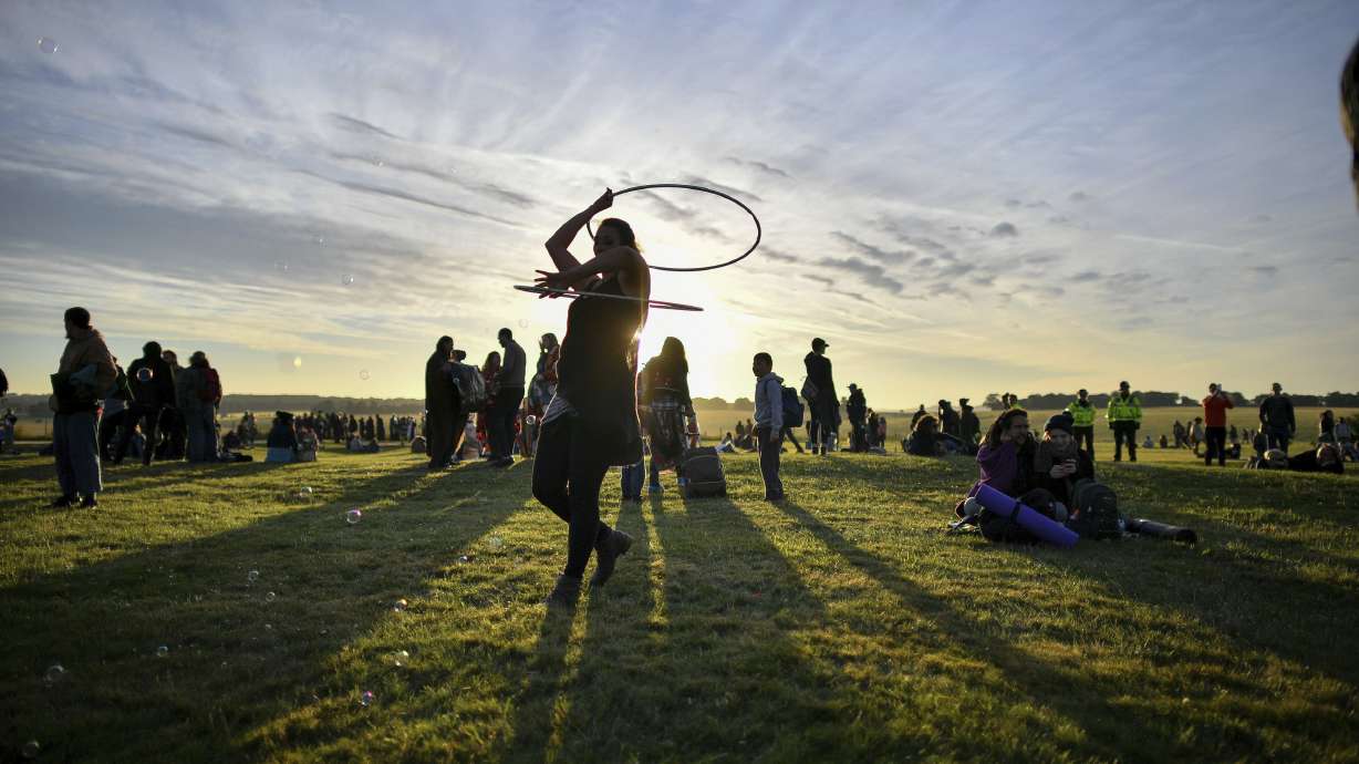 Thousands celebrate summer solstice at Stonehenge