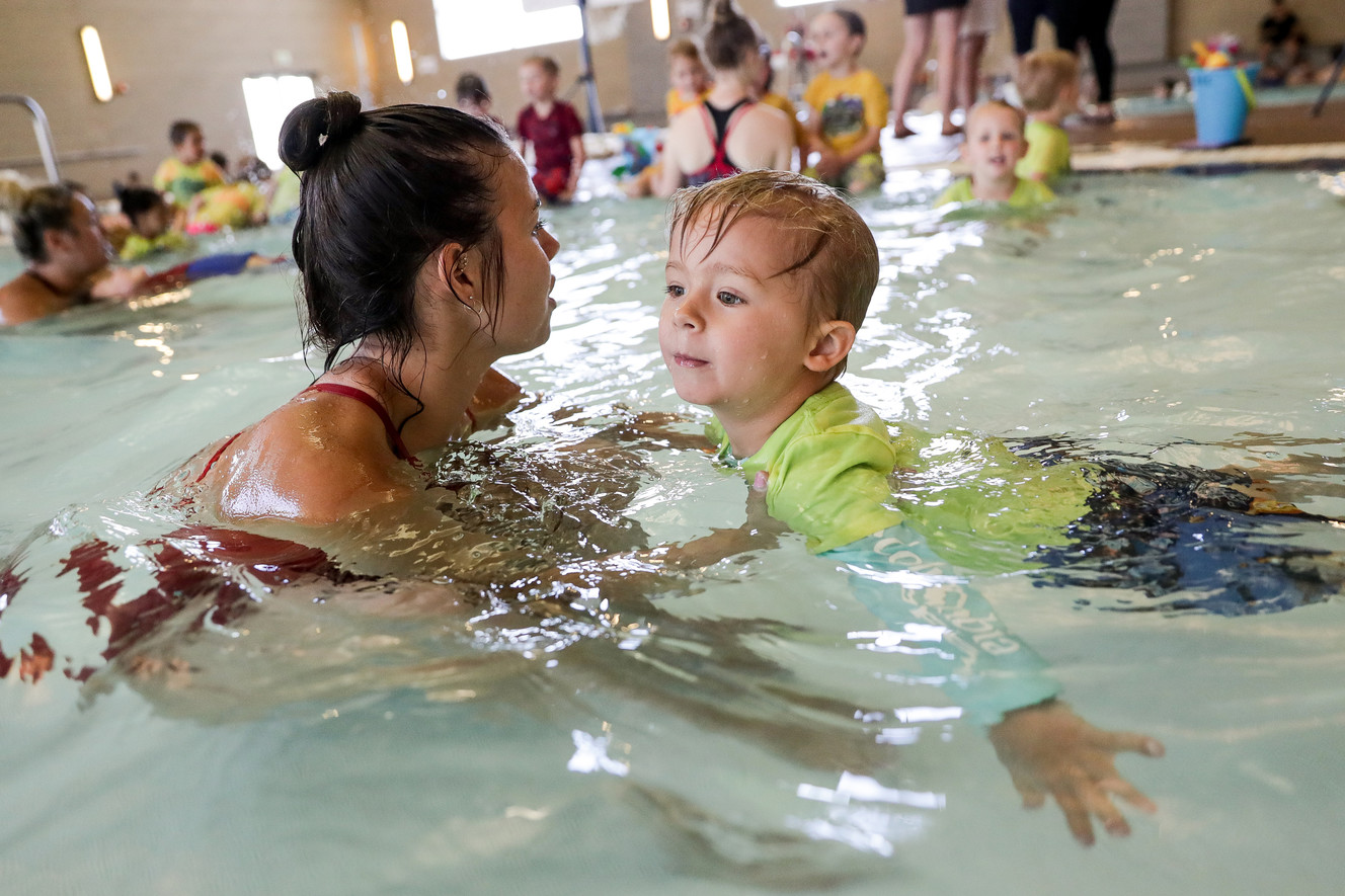 Swim instructor Mikkel Underwood works with Enzo, 3, during a mass swim lesson at the South Davis Recreation Center in Bountiful on Thursday, June 21, 2018. The recreation center was an official host site for the World’s Largest Swimming Lesson — an event taking place at pools and waterparks around the globe to focus attention on the vital importance of teaching kids to swim and prevent child drownings. (Photo: Spenser Heaps, KSL)
