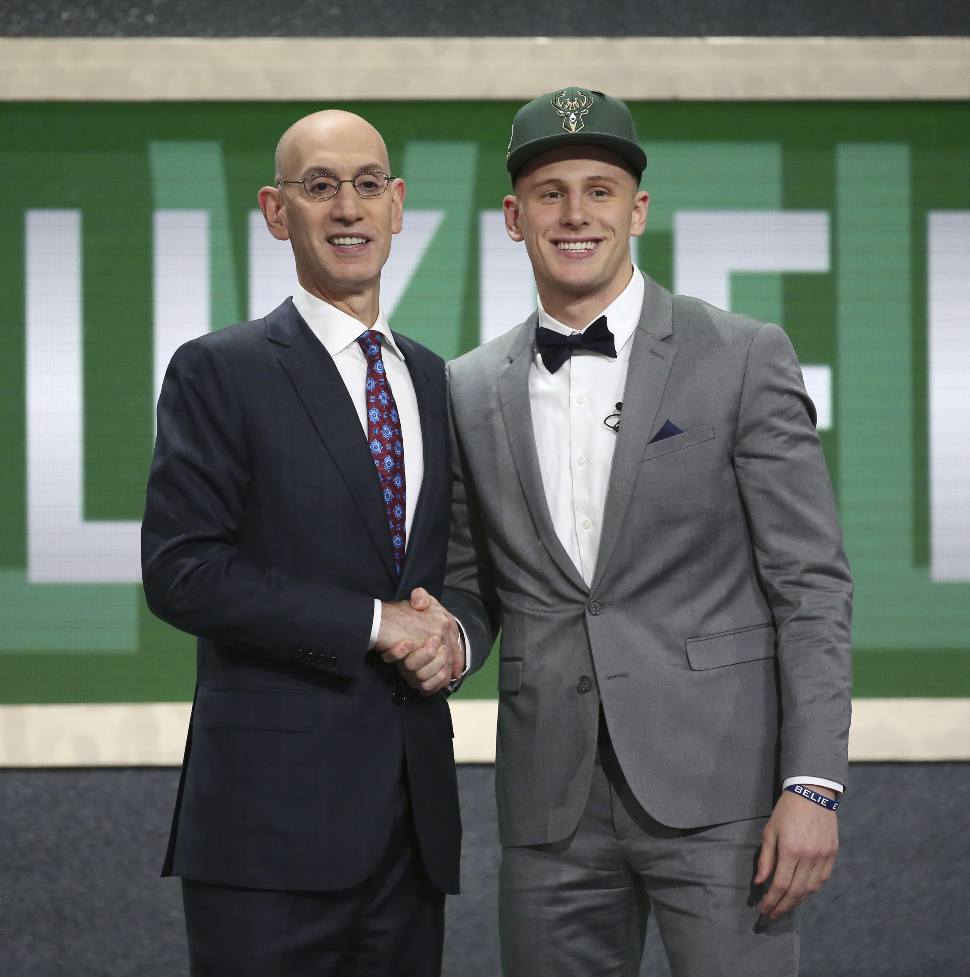 Bucks take sharpshooting 'Nova guard Donte DiVincenzo