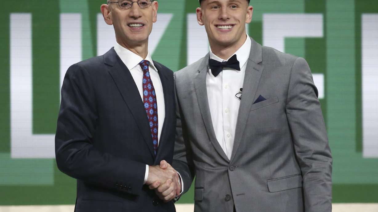 Bucks take sharpshooting 'Nova guard Donte DiVincenzo