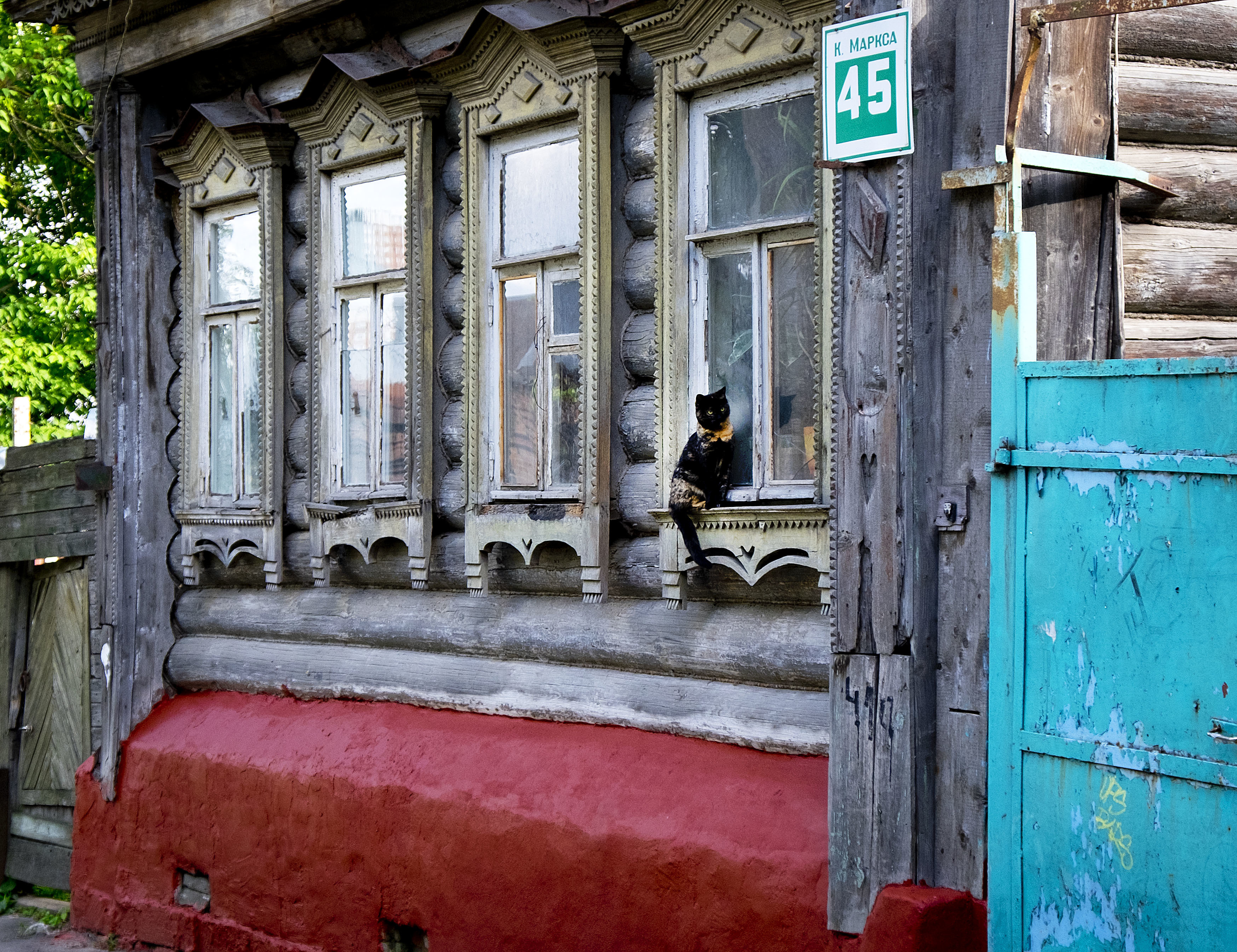 Cheery and careworn, izbas epitomize Russians' pastoral soul