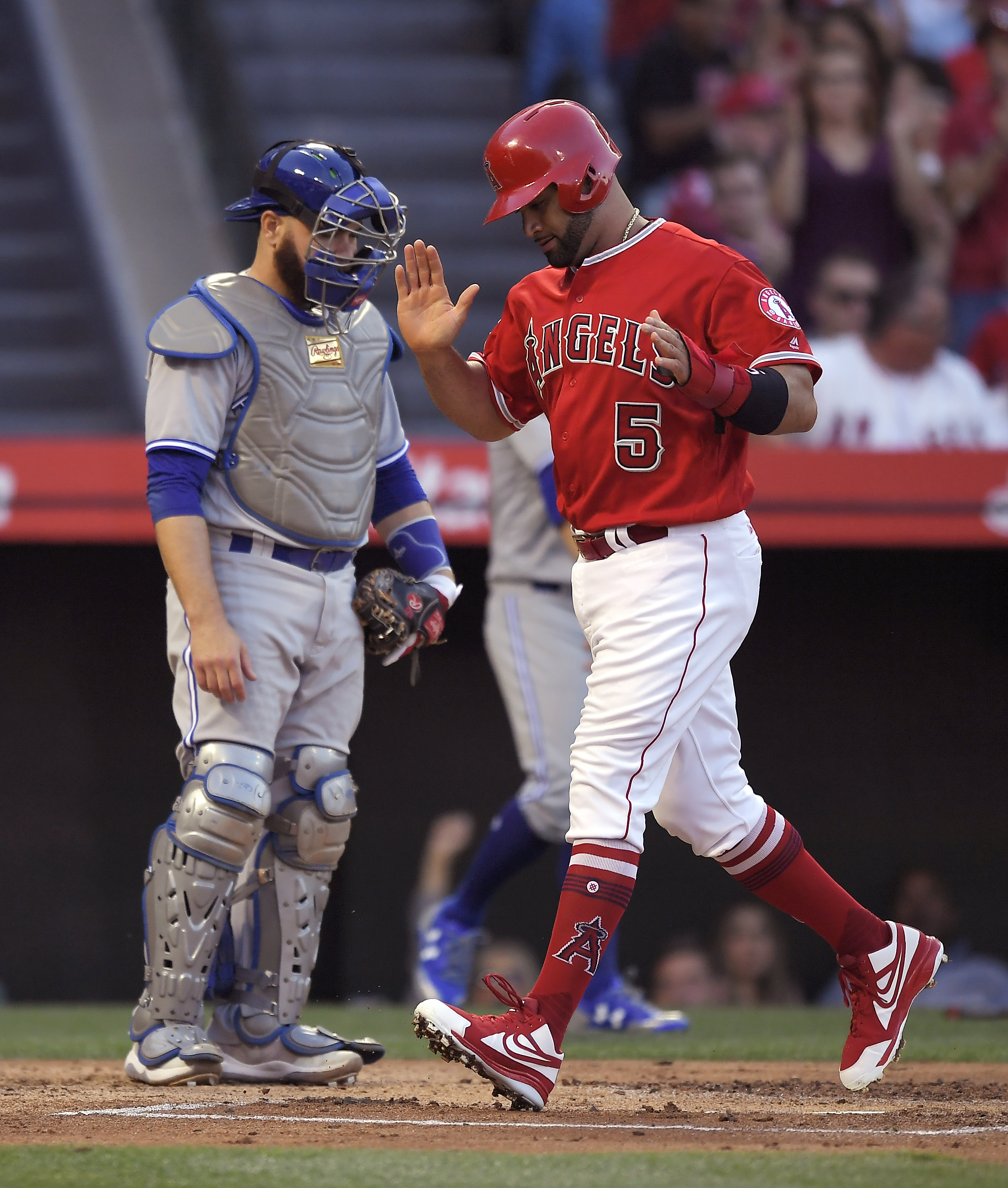 Solid outing by Heaney leads Angels past Blue Jays 2-1