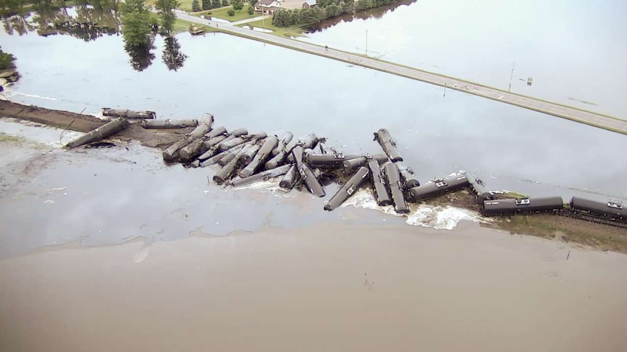 BNSF: Estimated 230,000 gallons of oil spilled in derailment