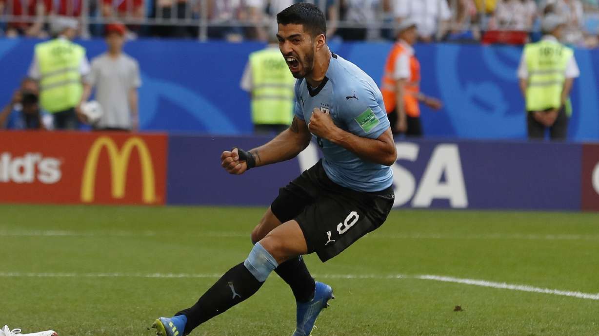Suarez scores again and Uruguay downs host Russia 3-0
