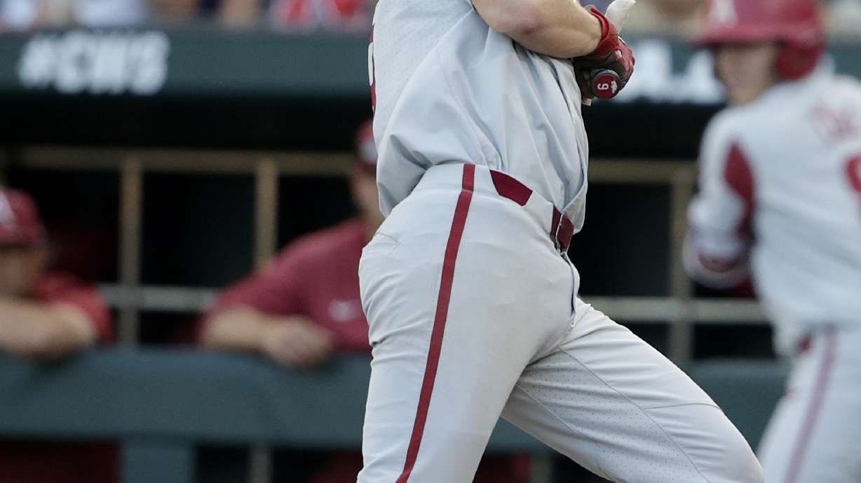 Arkansas beats Heimlich, Beavers 4-1 in CWS finals opener