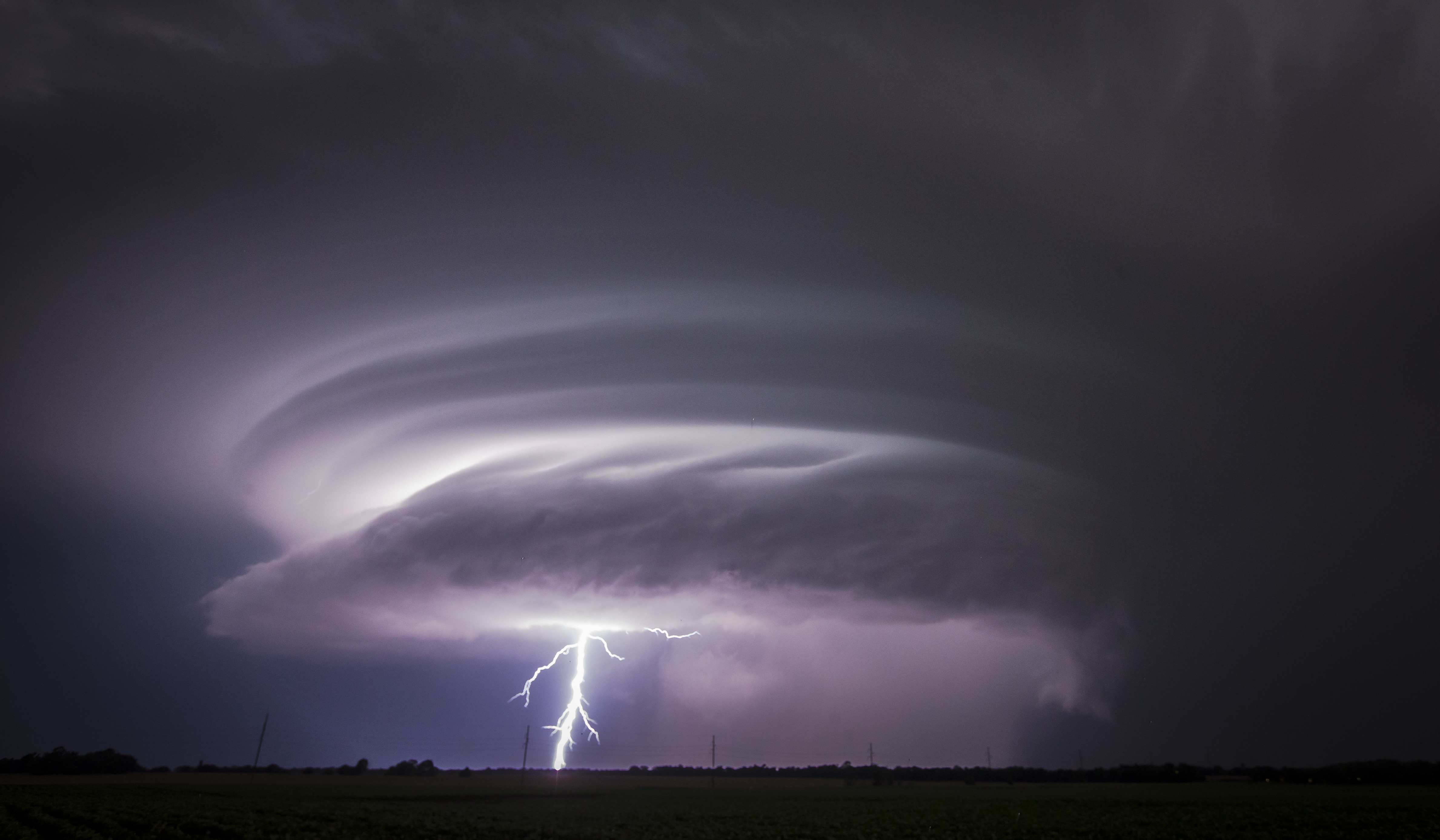 Tornado injures 8 people, 2 critically, in small Kansas town