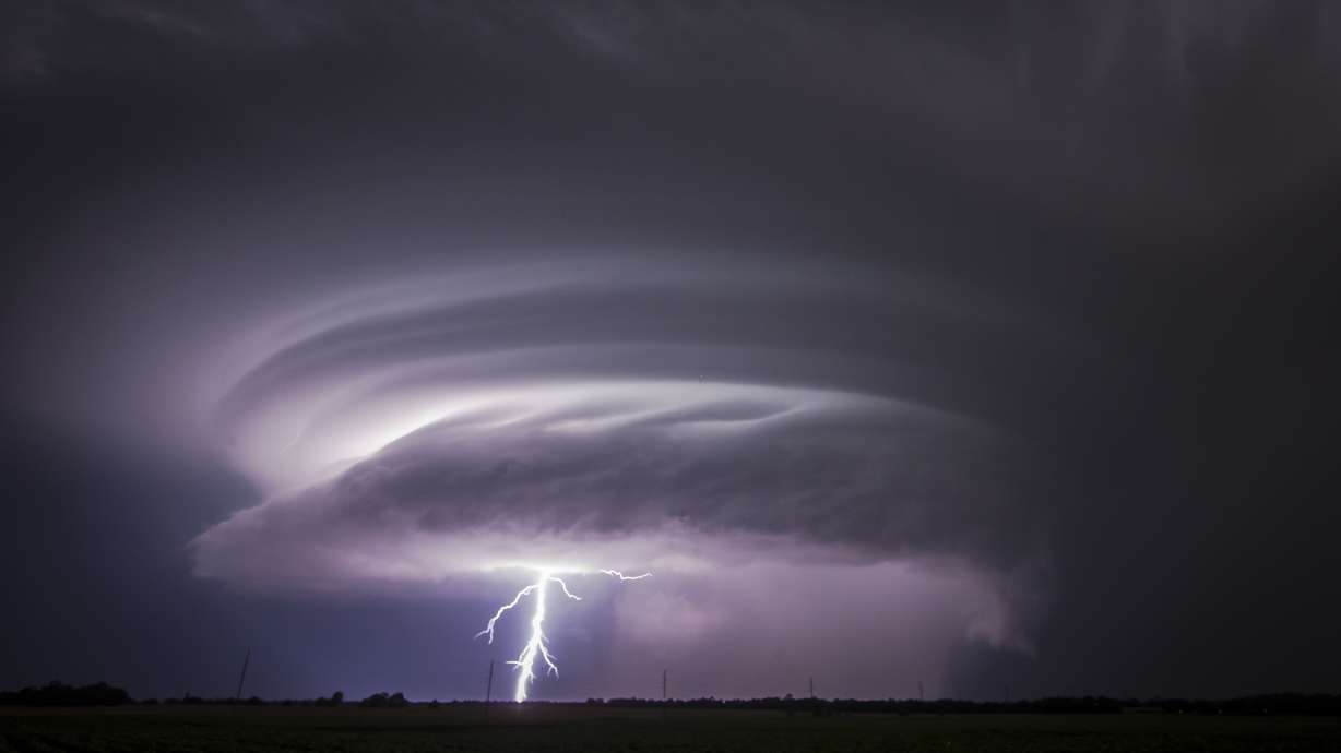 Tornado injures 8 people, 2 critically, in small Kansas town