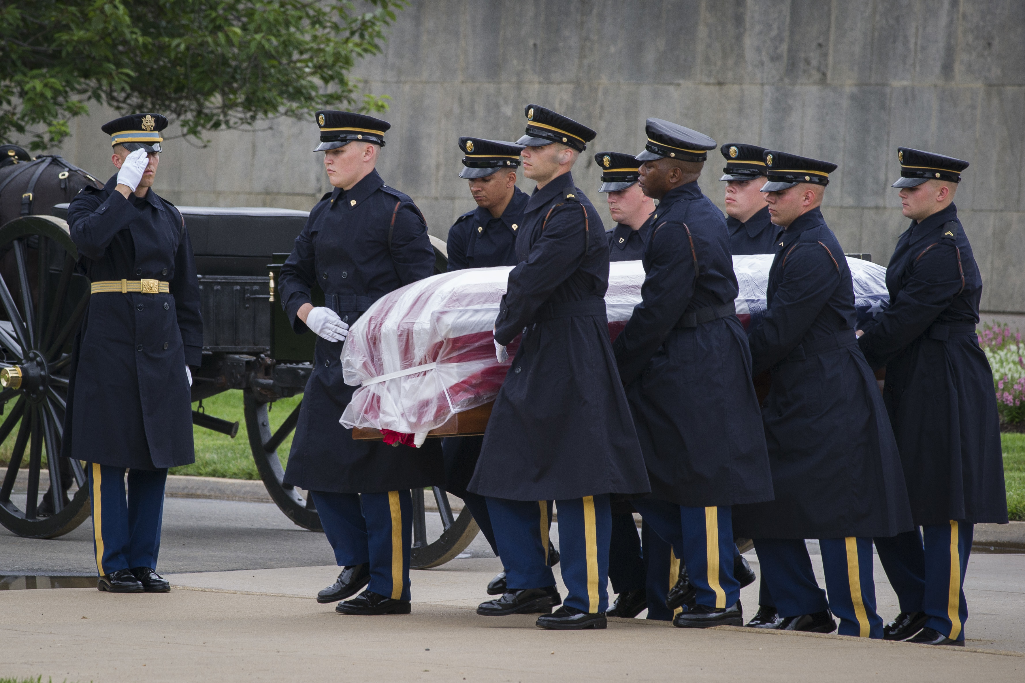 5 members of WWII bomber crew buried together at Arlington