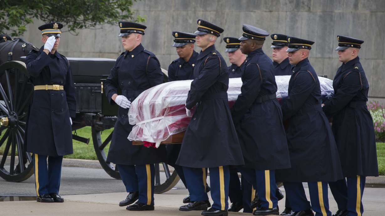 5 members of WWII bomber crew buried together at Arlington