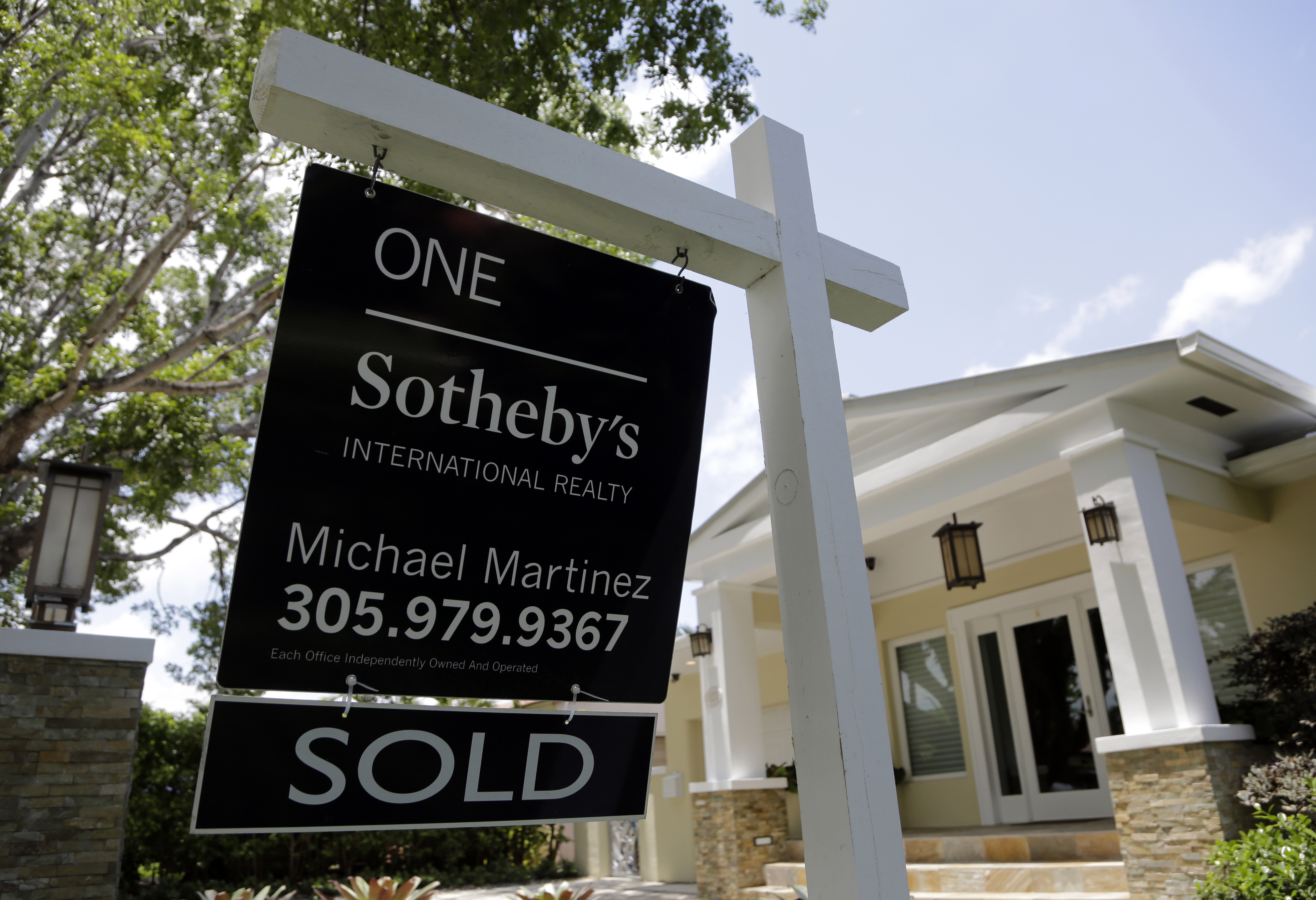 US long-term mortgage rates fall; 30-year at 4.55 percent